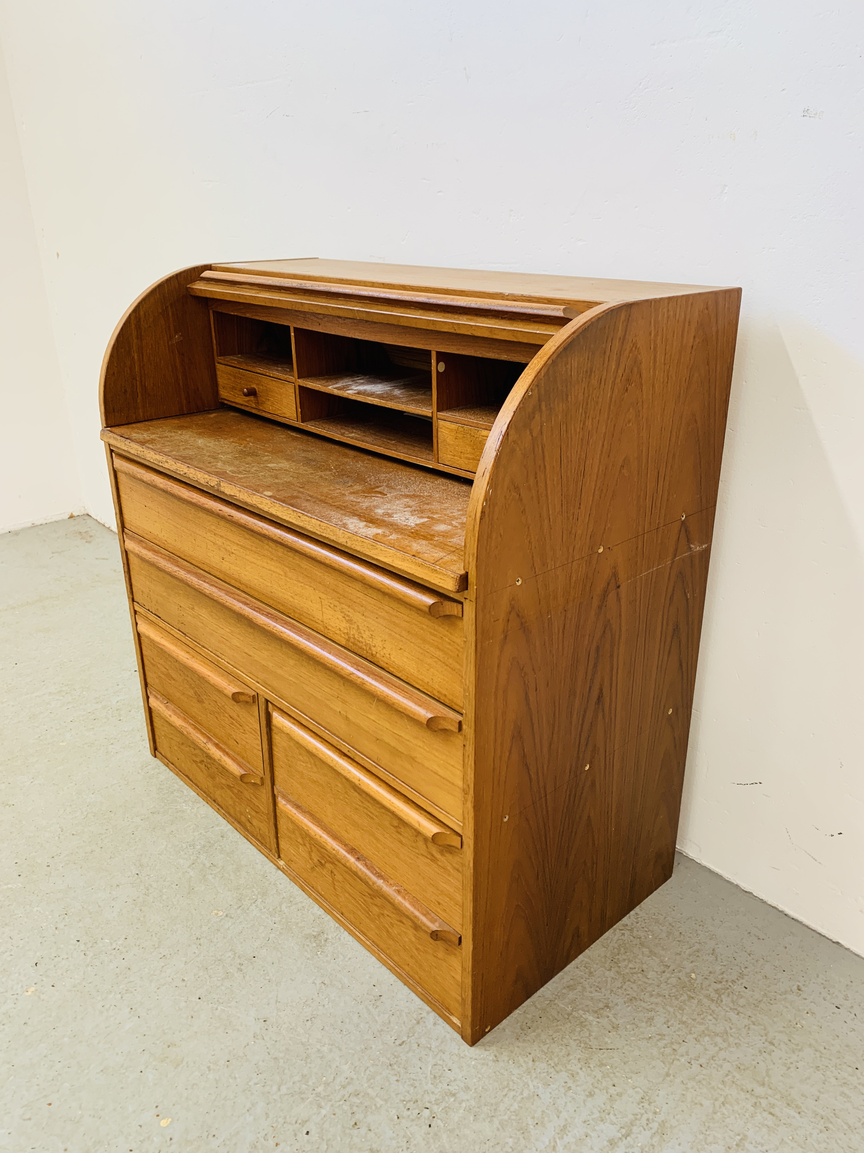 A TEAK FINISH MID CENTURY CYLINDER TOP BUREAU DESK WITH SLIDING WRITING SURFACE - Image 3 of 11