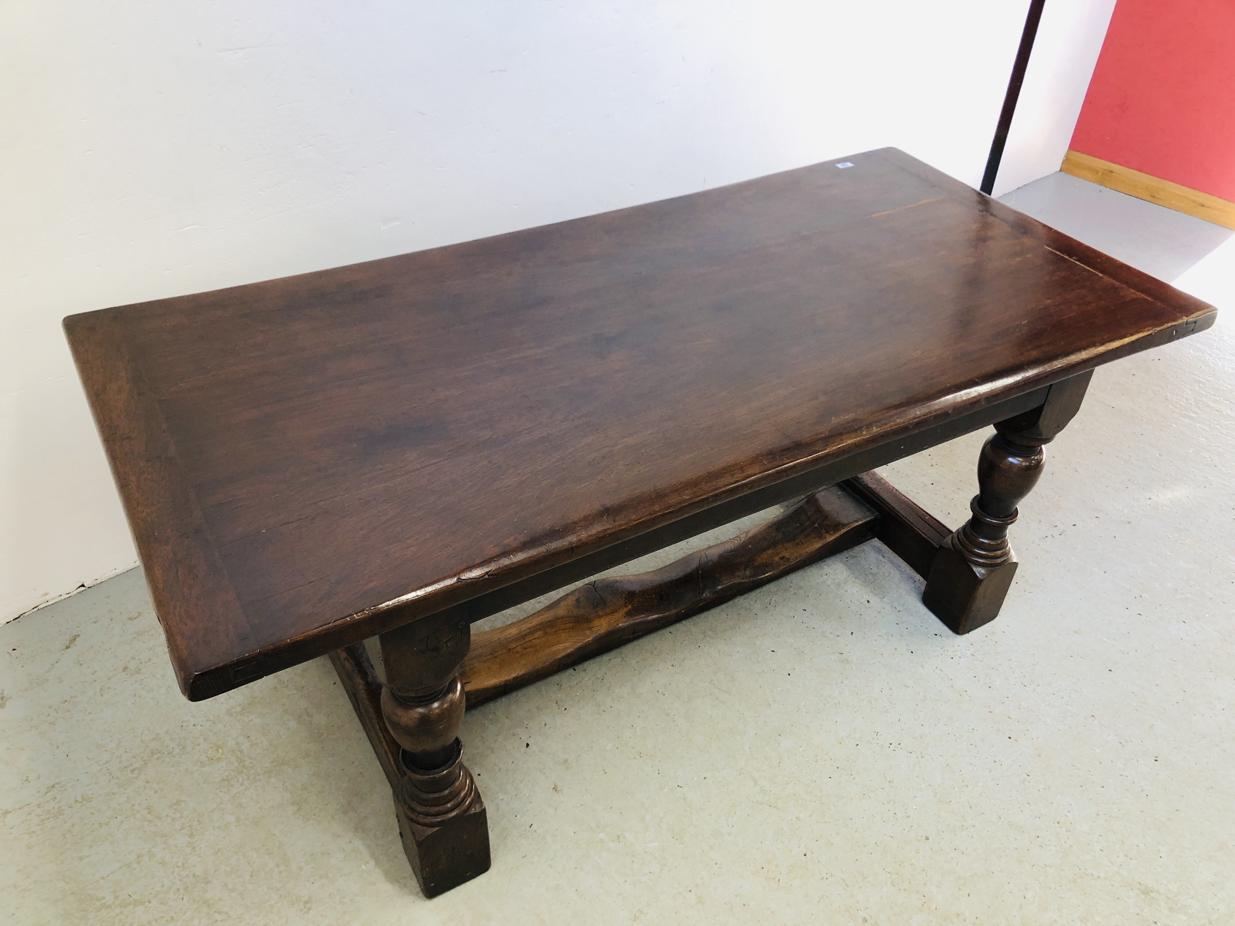 A SOLID OAK REFECTORY STYLE DINING TABLE BESPOKE MADE BY GERRY WIER WITH OAK SOURCED FROM DERBY - Image 10 of 11