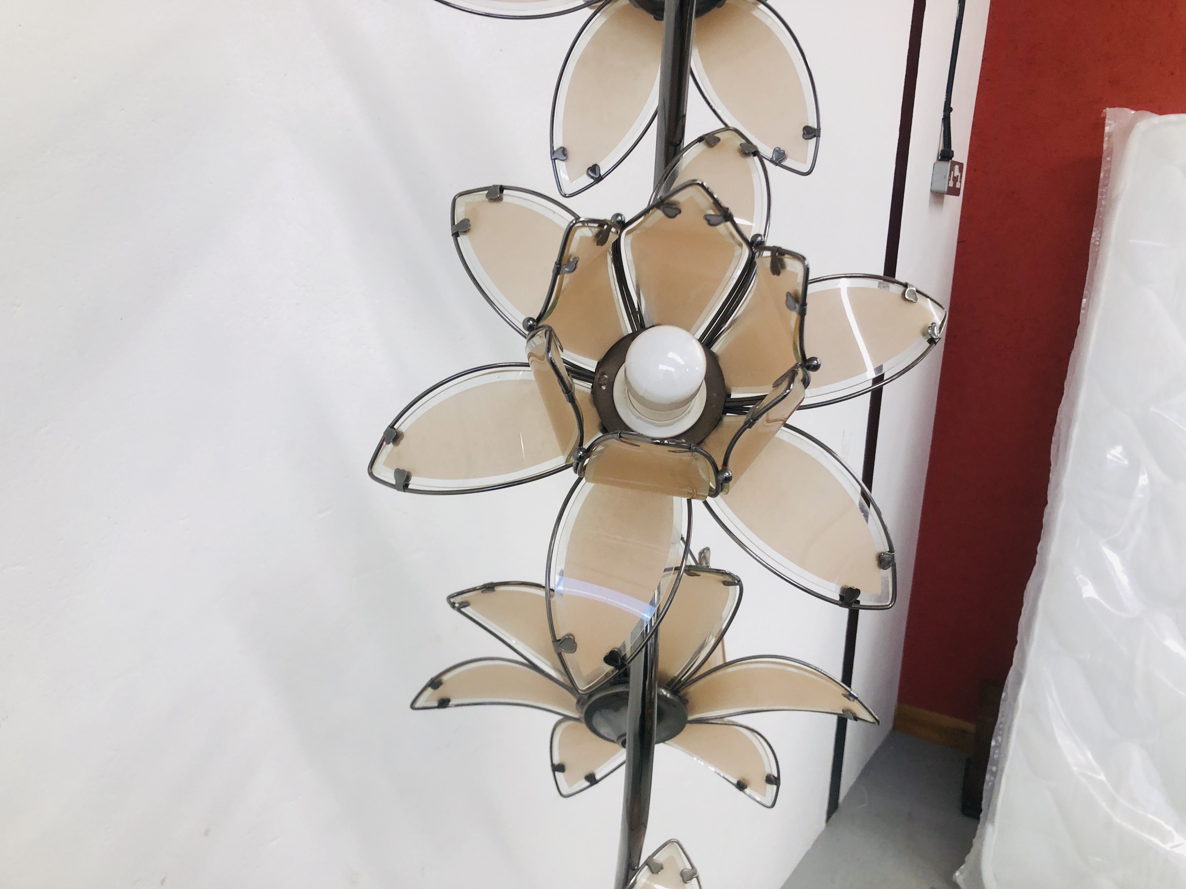 A RETRO STYLE FLOOR STANDING FLOWER HEAD DESIGN LAMP STANDARD OVERALL HEIGHT 193CM. - Image 3 of 5