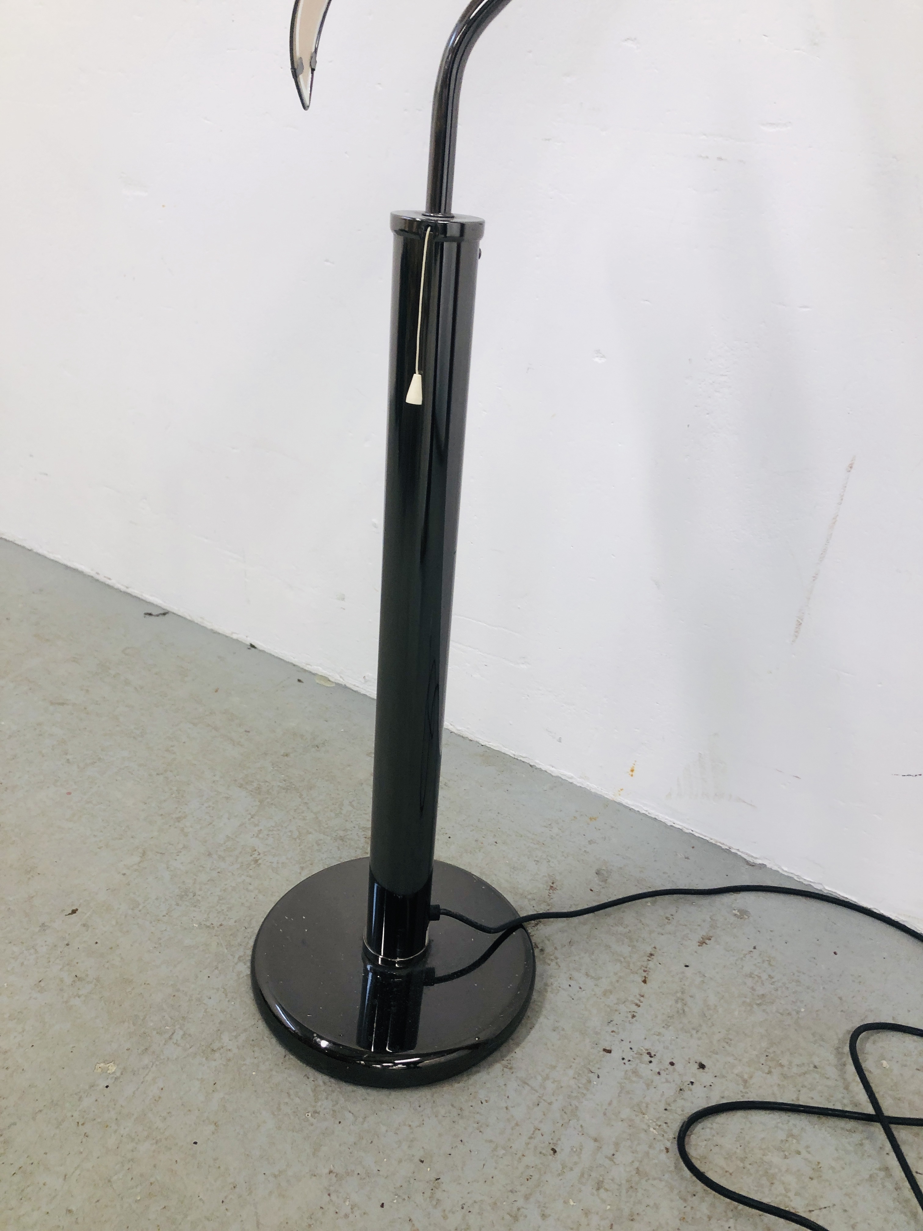A RETRO STYLE FLOOR STANDING FLOWER HEAD DESIGN LAMP STANDARD OVERALL HEIGHT 193CM. - Image 5 of 5