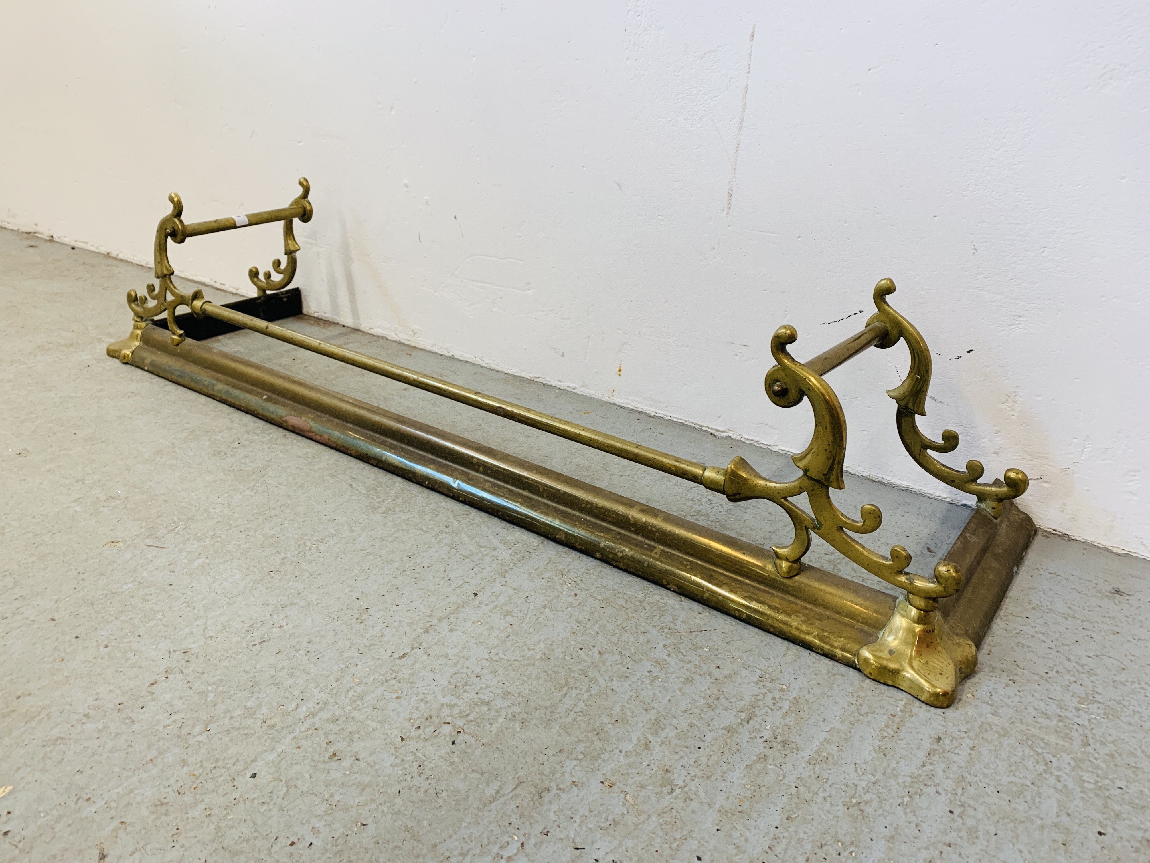 VINTAGE DECORATIVE BRASS FENDER - Image 2 of 7