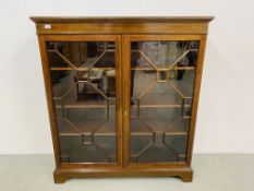 AN EDWARDIAN MAHOGANY ASTRAGAL GLAZED TWO DOOR BOOKCASE WITH CROSSBANDED AND STRINGING INLAY W