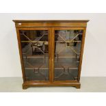 AN EDWARDIAN MAHOGANY ASTRAGAL GLAZED TWO DOOR BOOKCASE WITH CROSSBANDED AND STRINGING INLAY W