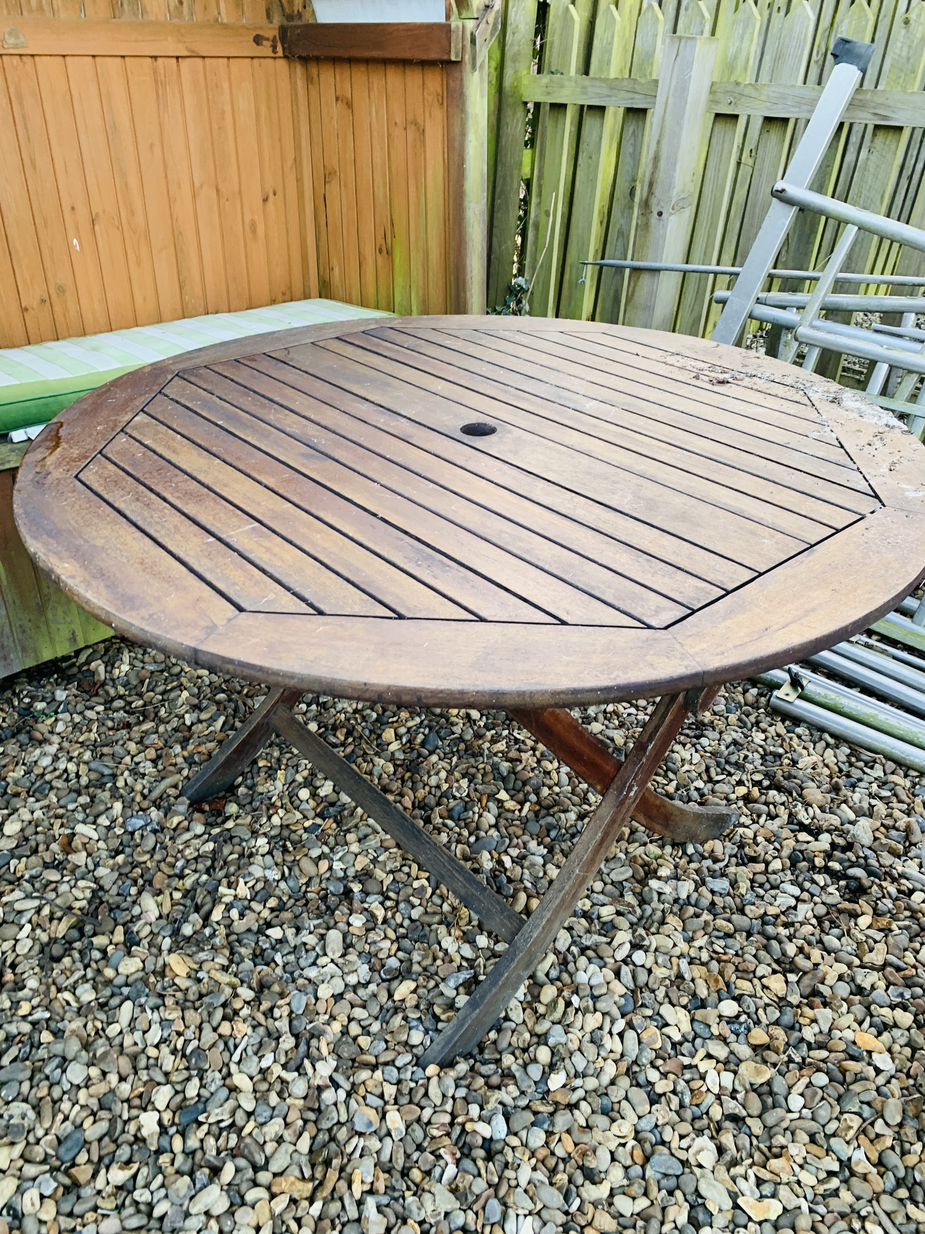 A TWO SEAT GARDEN LOVE ARBOUR AND FOLDING HARDWOOD GARDEN TABLE - Image 3 of 6