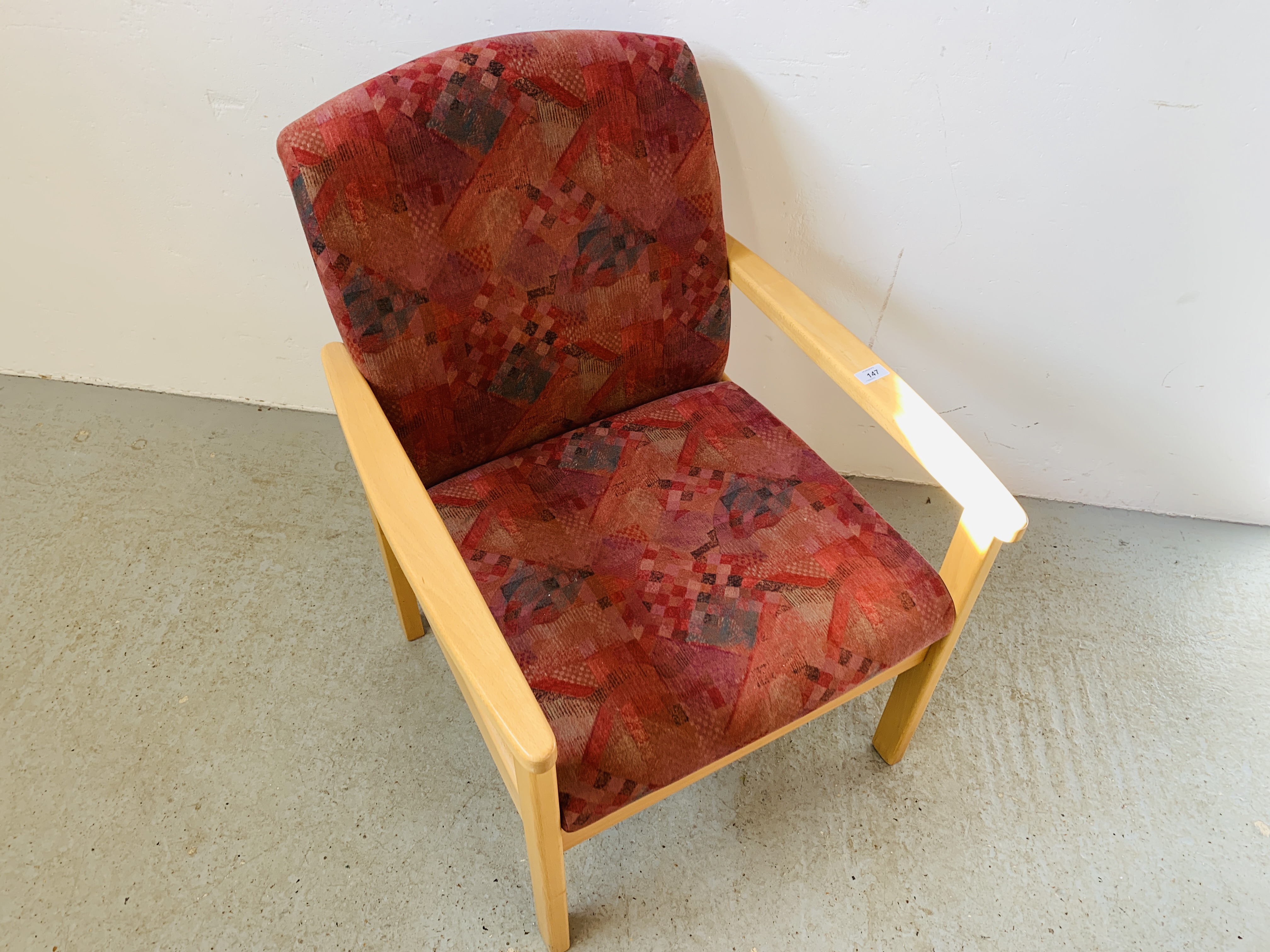 A MODERN BEECHWOOD OPEN ARMCHAIR - Image 2 of 5