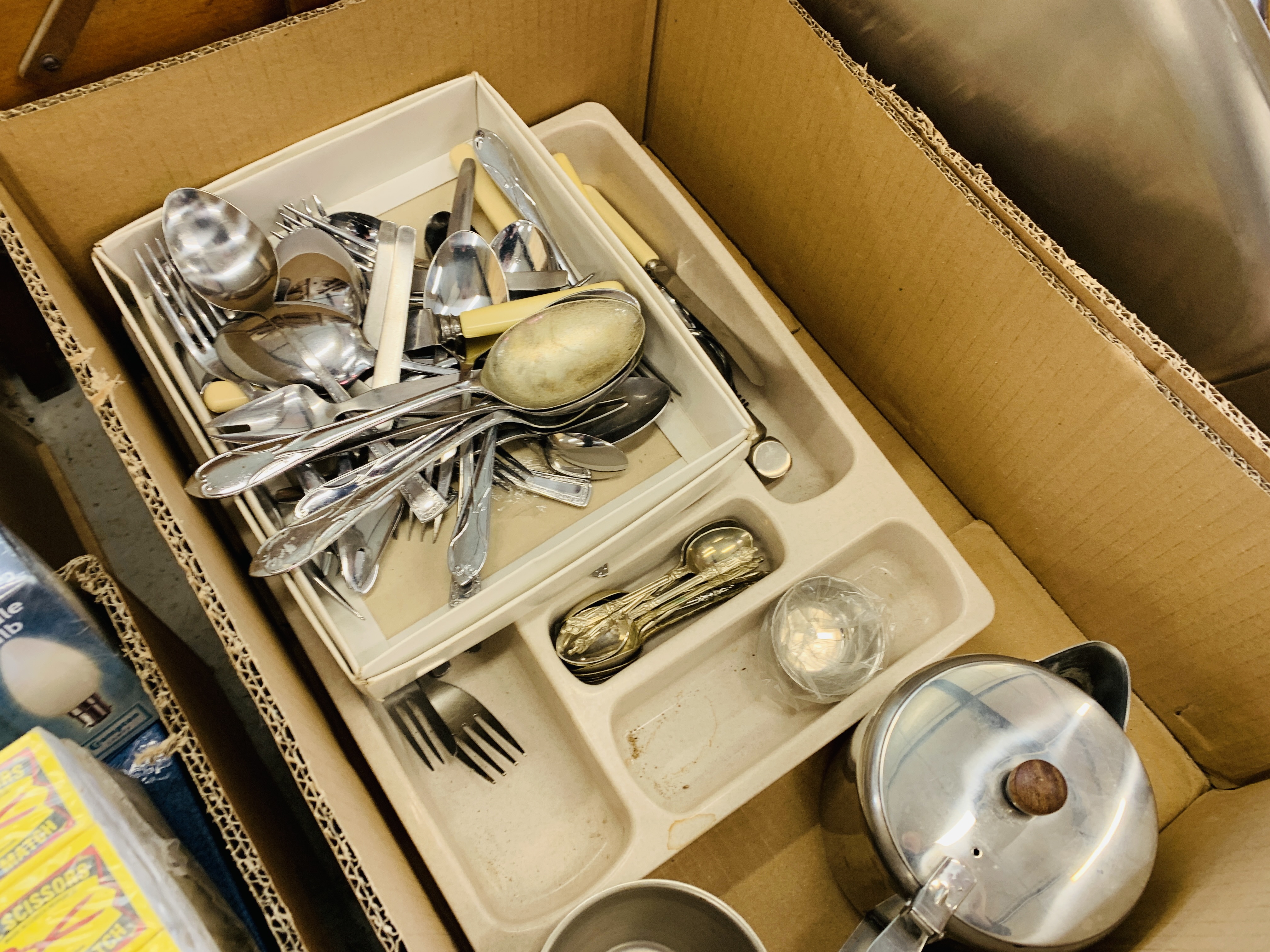 13 BOXES CONTAINING HOUSEHOLD EFFECTS TO INCLUDE TABLE LAMPS, COOKING PANS, TINNED FOOD, - Image 6 of 17