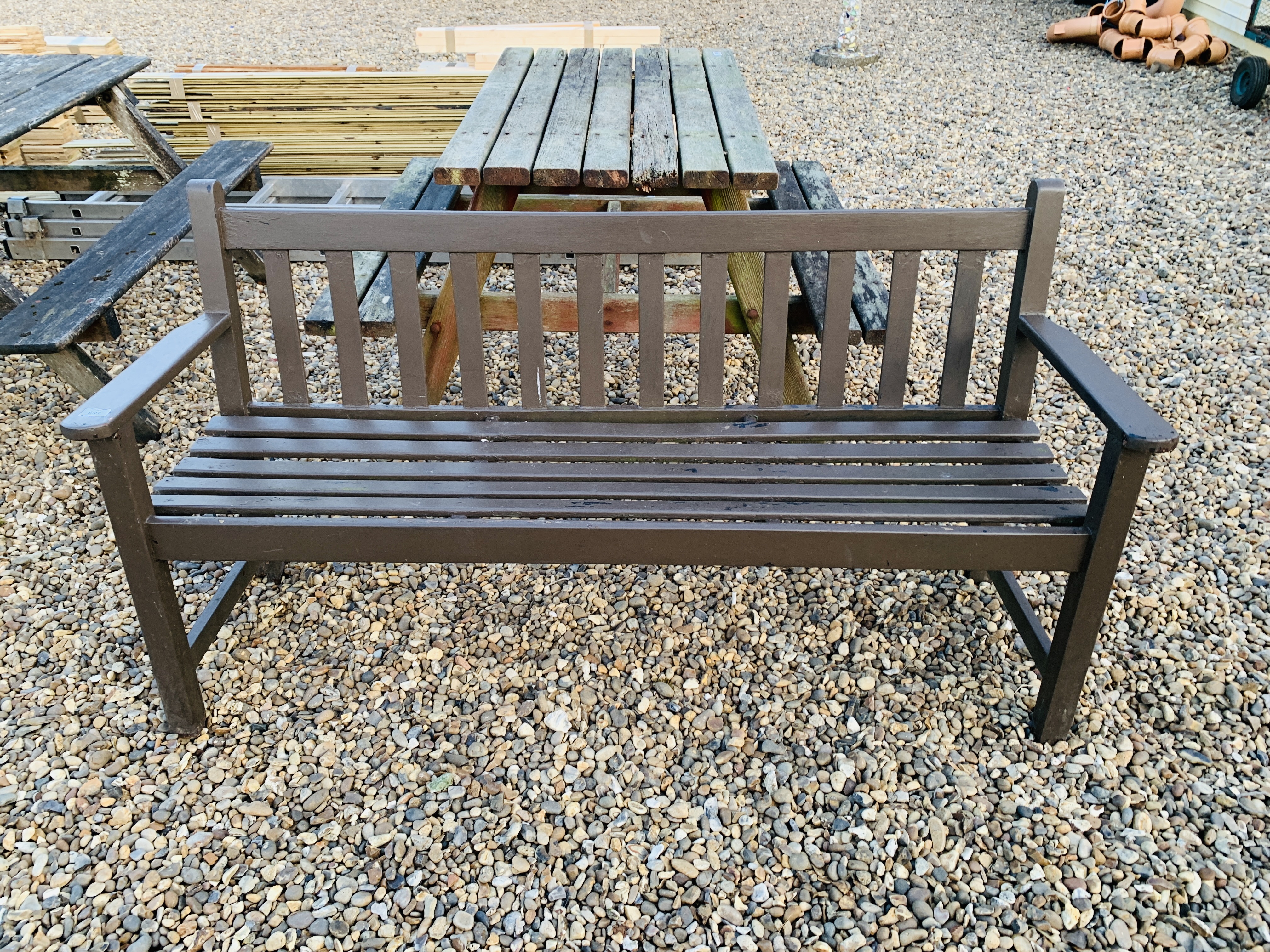 A HARDWOOD GARDEN BENCH