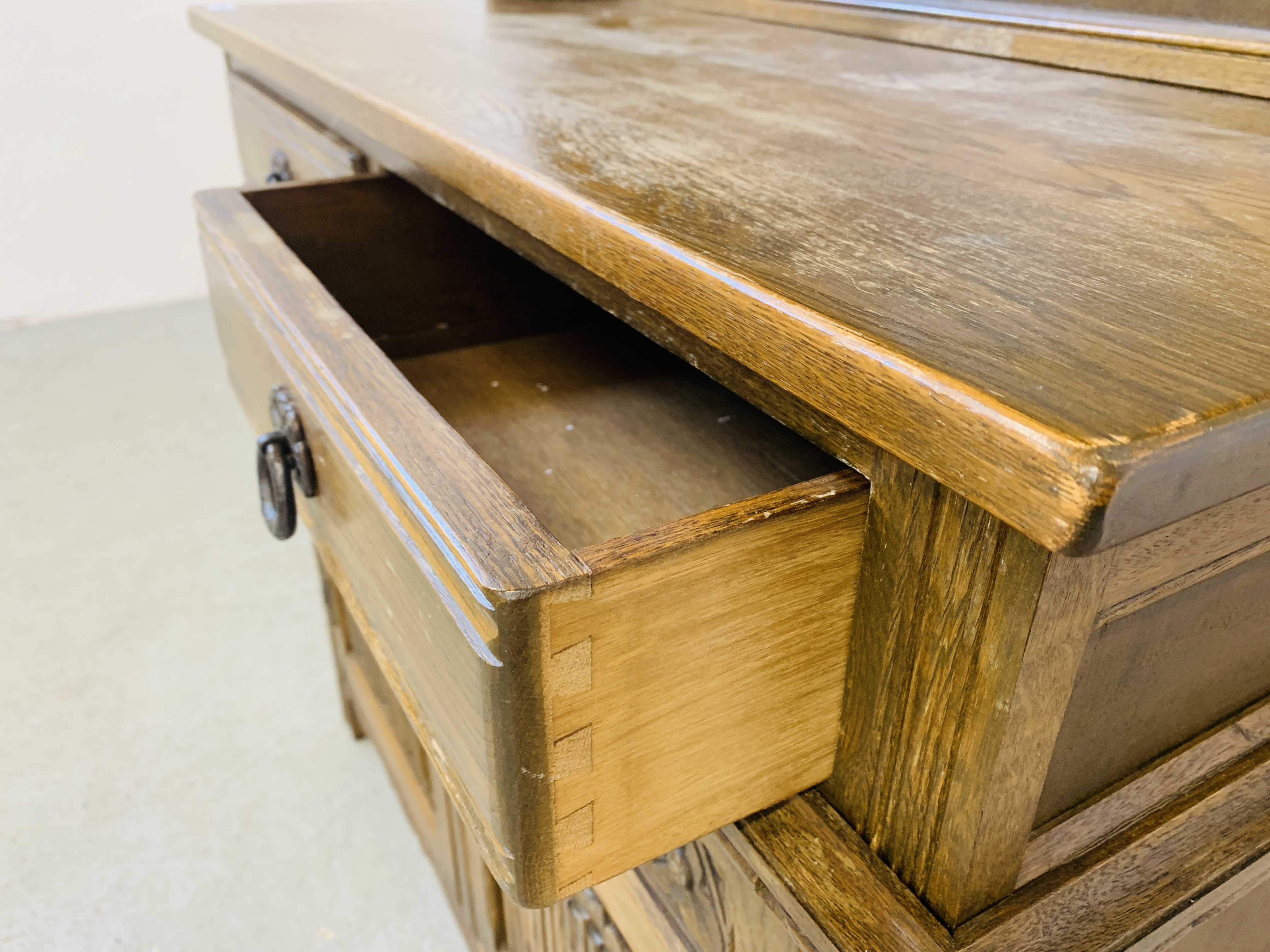 A SMALL TRADITIONAL ARCH TOP COTTAGE DRESSER THE BASE WITH TWO DRAWERS AND TWO CUPBOARD DOORS WIDTH - Image 11 of 11