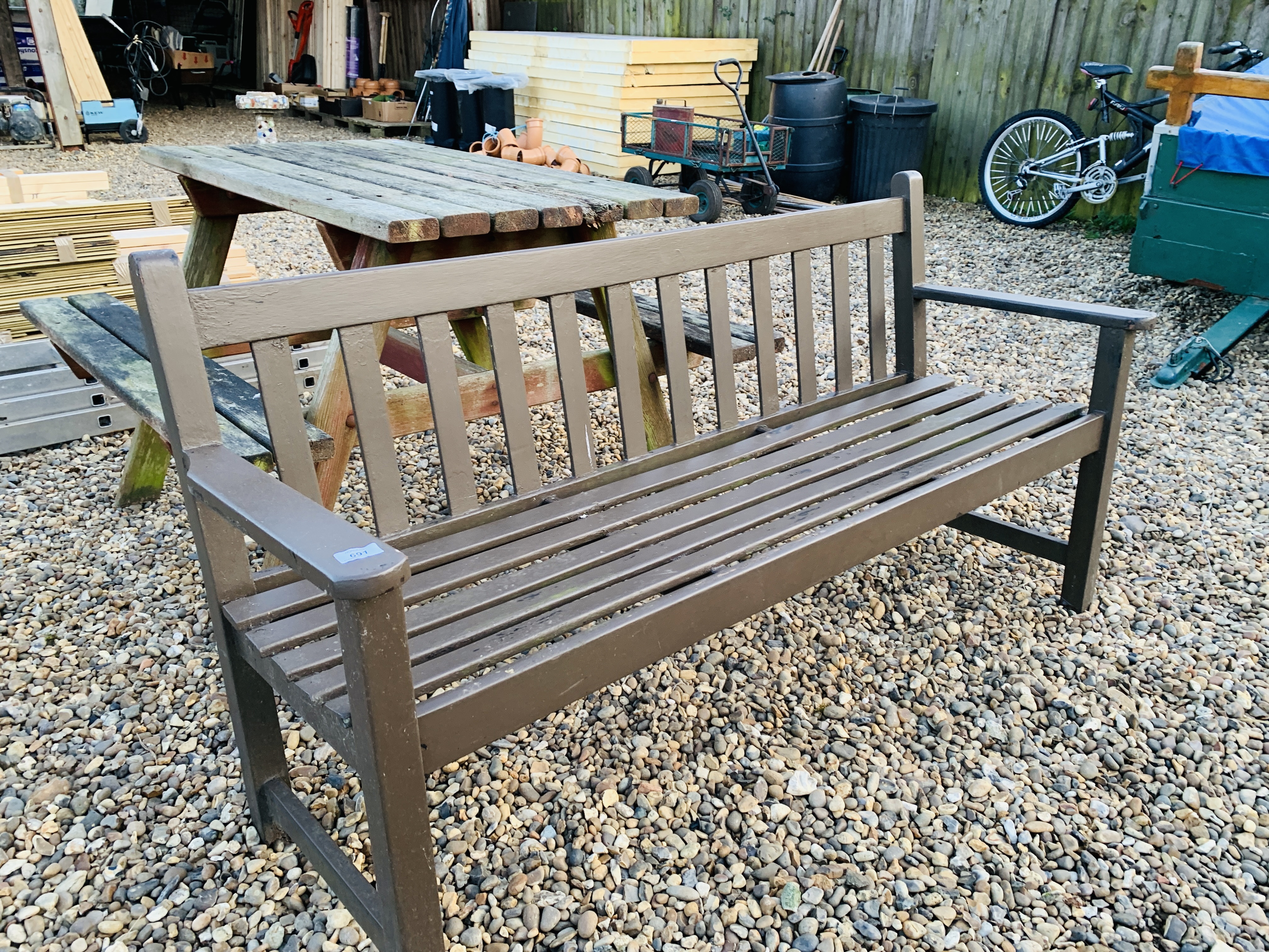 A HARDWOOD GARDEN BENCH - Image 2 of 3