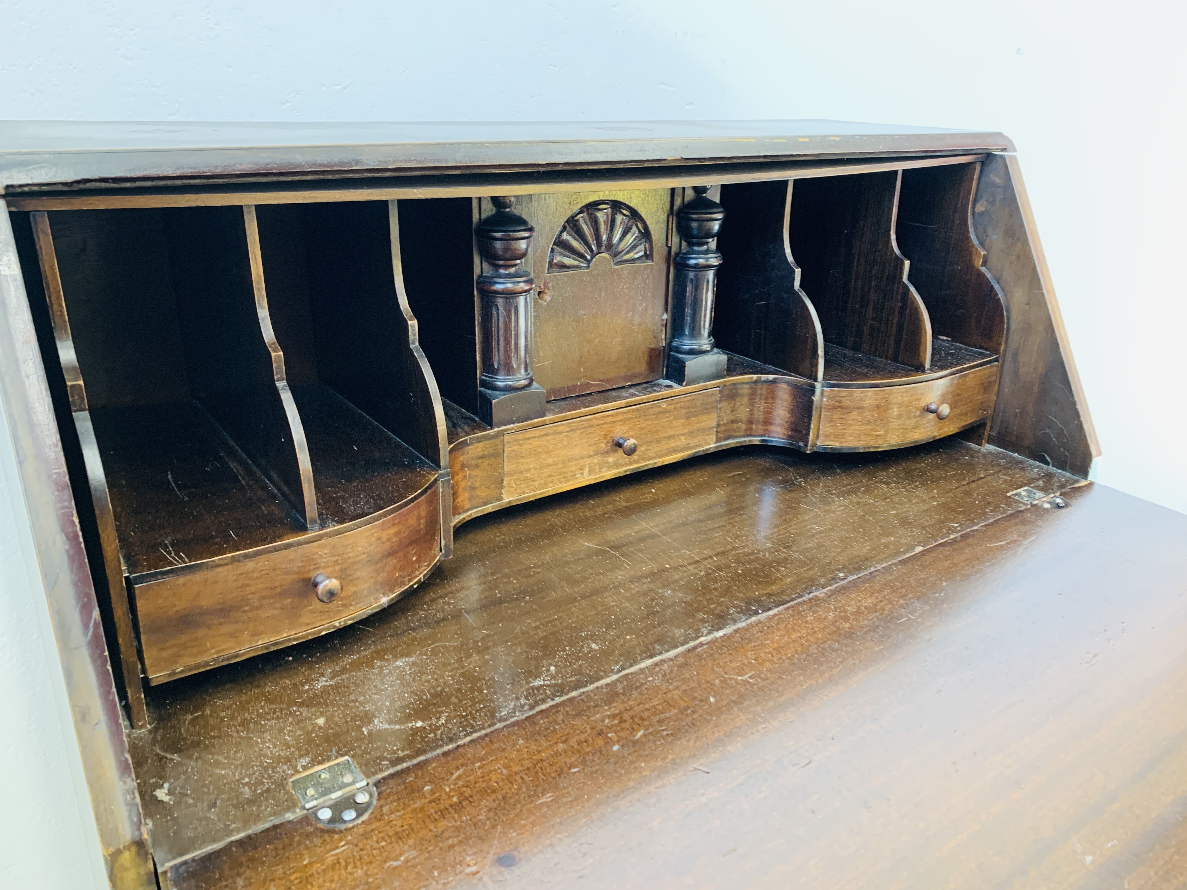 AN OAK 4 DRAWER SERPENTINE BUREAU WITH FOLDING FRONT AND FITTED INTERIOR - Image 9 of 9