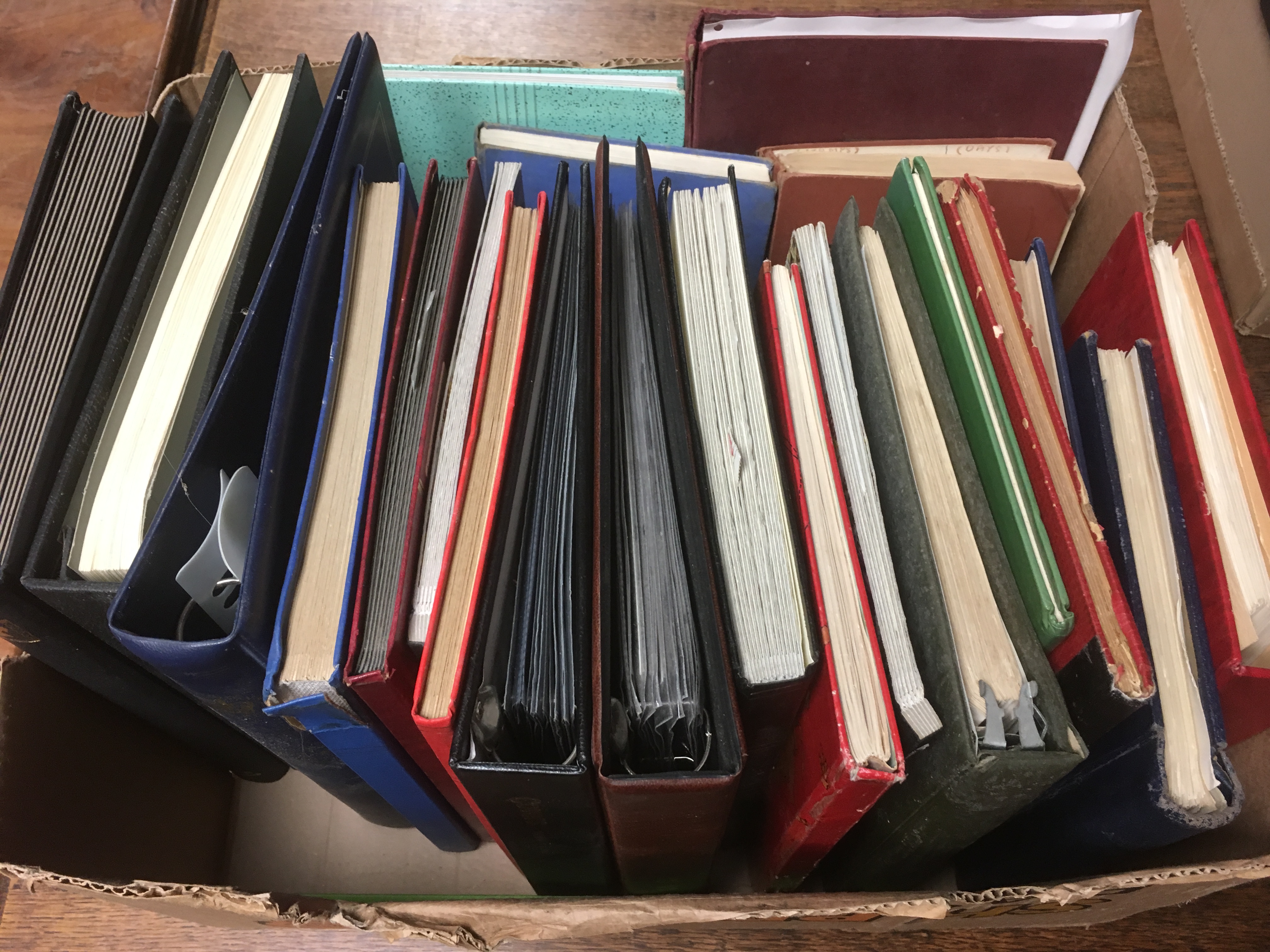 BOX WITH STAMP COLLECTIONS AND ACCUMULATIONS IN APPROX 20 ALBUMS.