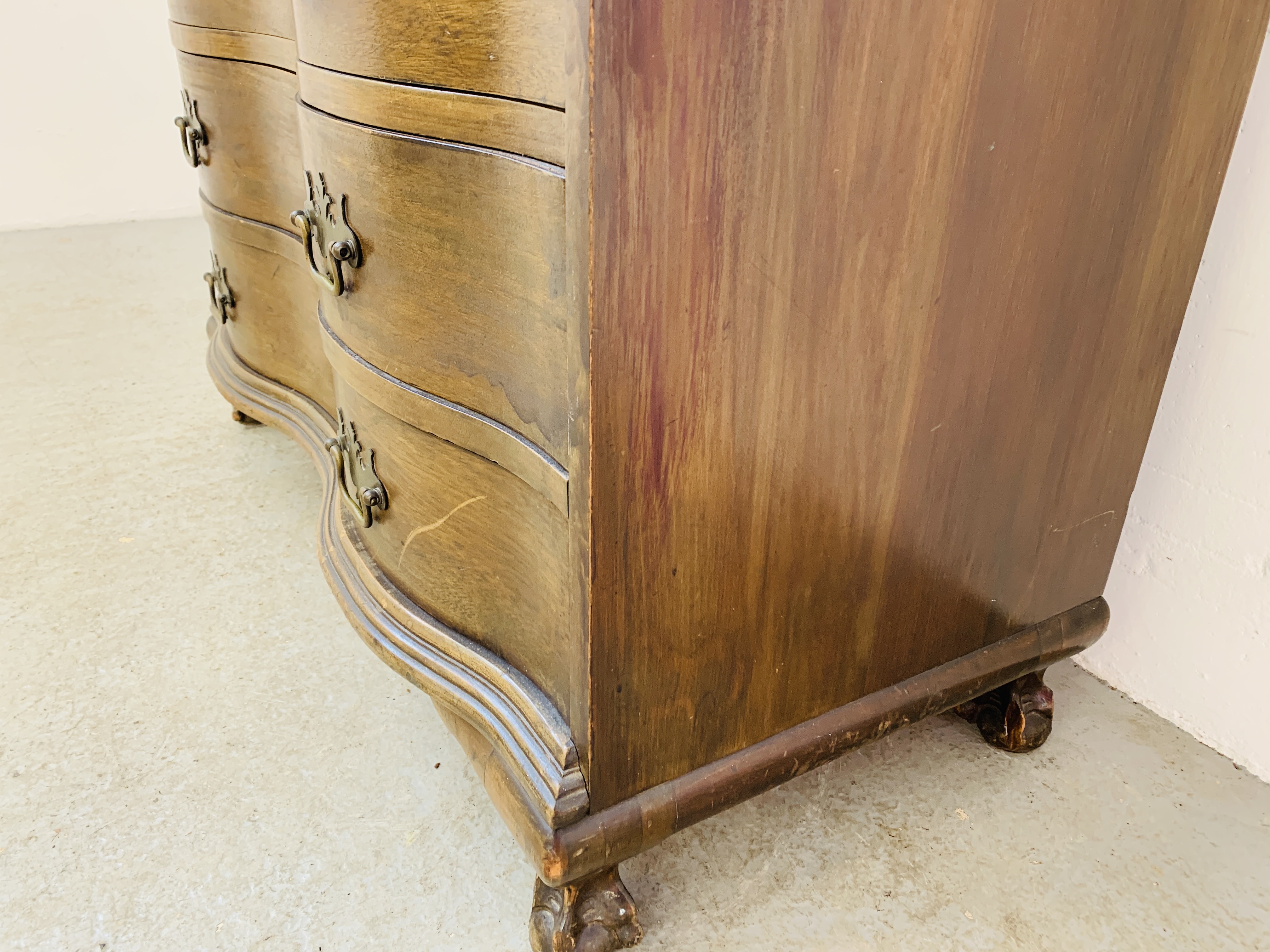 AN OAK 4 DRAWER SERPENTINE BUREAU WITH FOLDING FRONT AND FITTED INTERIOR - Image 6 of 9