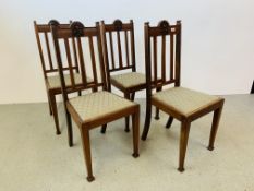 A SET OF FOUR OAK FRAMED DINING CHAIRS WITH UPHOLSTERED SEATS