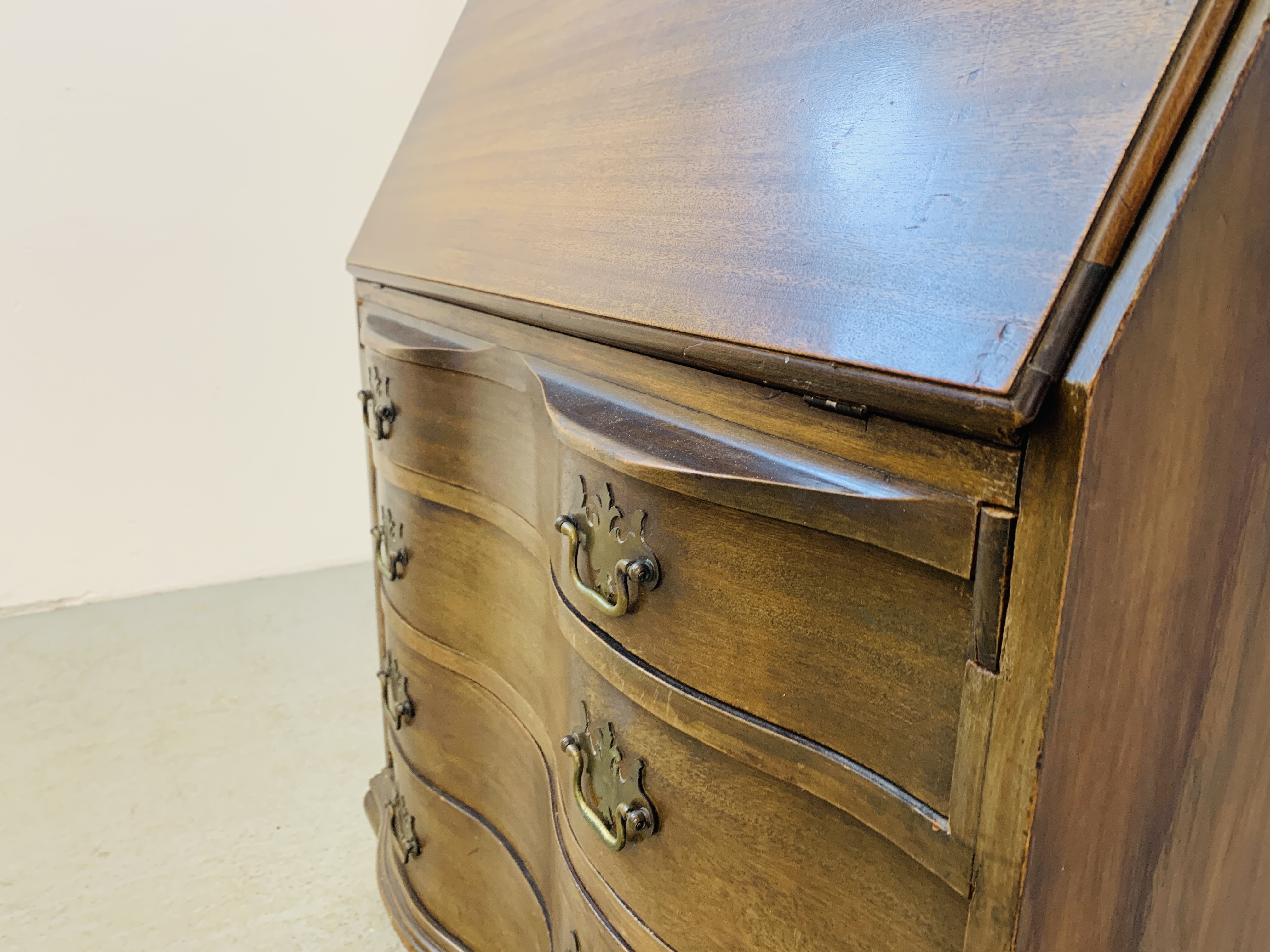 AN OAK 4 DRAWER SERPENTINE BUREAU WITH FOLDING FRONT AND FITTED INTERIOR - Image 5 of 9