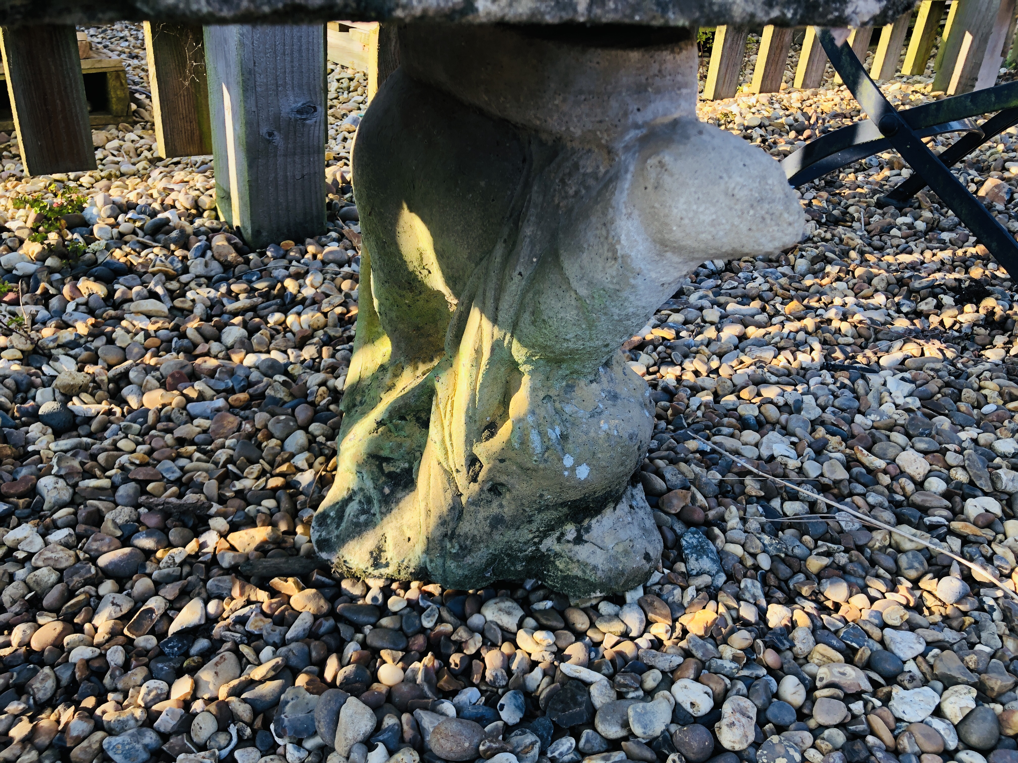 A CONCRETE GARDEN BENCH WITH OTTER DETAIL - Image 5 of 5