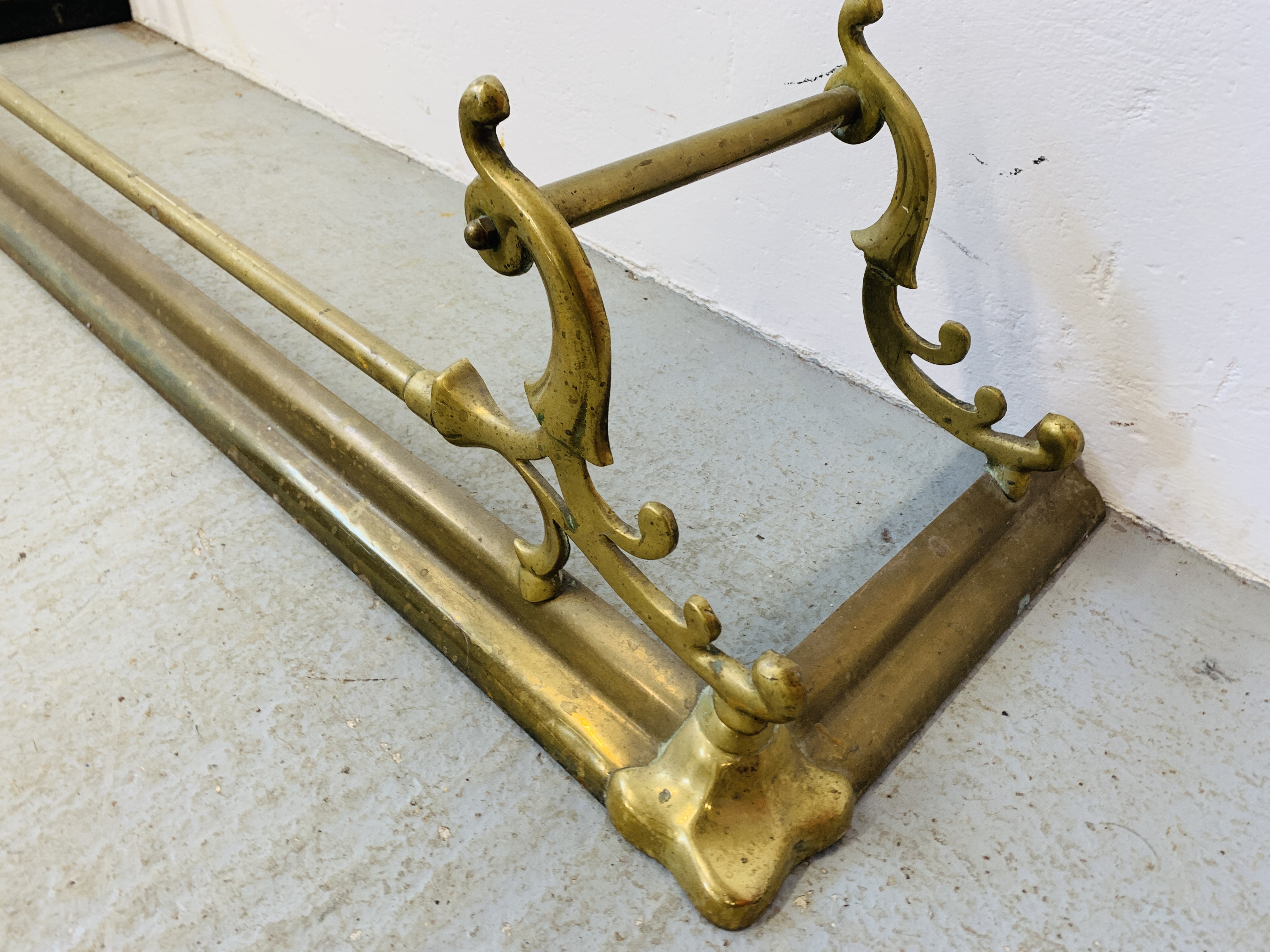 VINTAGE DECORATIVE BRASS FENDER - Image 3 of 7