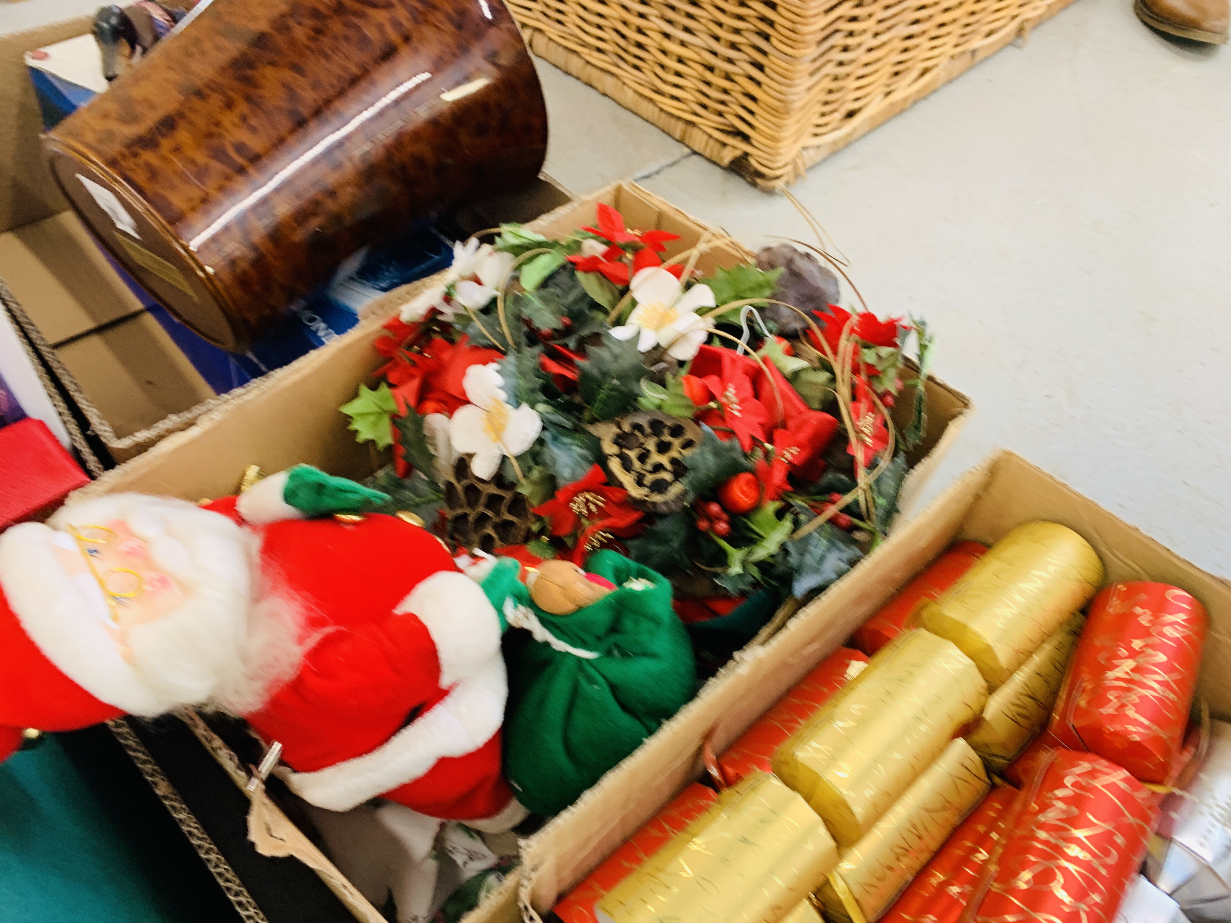 13 BOXES CONTAINING HOUSEHOLD EFFECTS TO INCLUDE TABLE LAMPS, COOKING PANS, TINNED FOOD, - Image 12 of 17