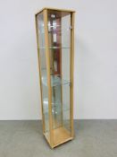 A MODERN BEECHWOOD FINISH TOWER DISPLAY CABINET WITH MIRRORED BACK W 36CM, D 33CM, H 173CM.