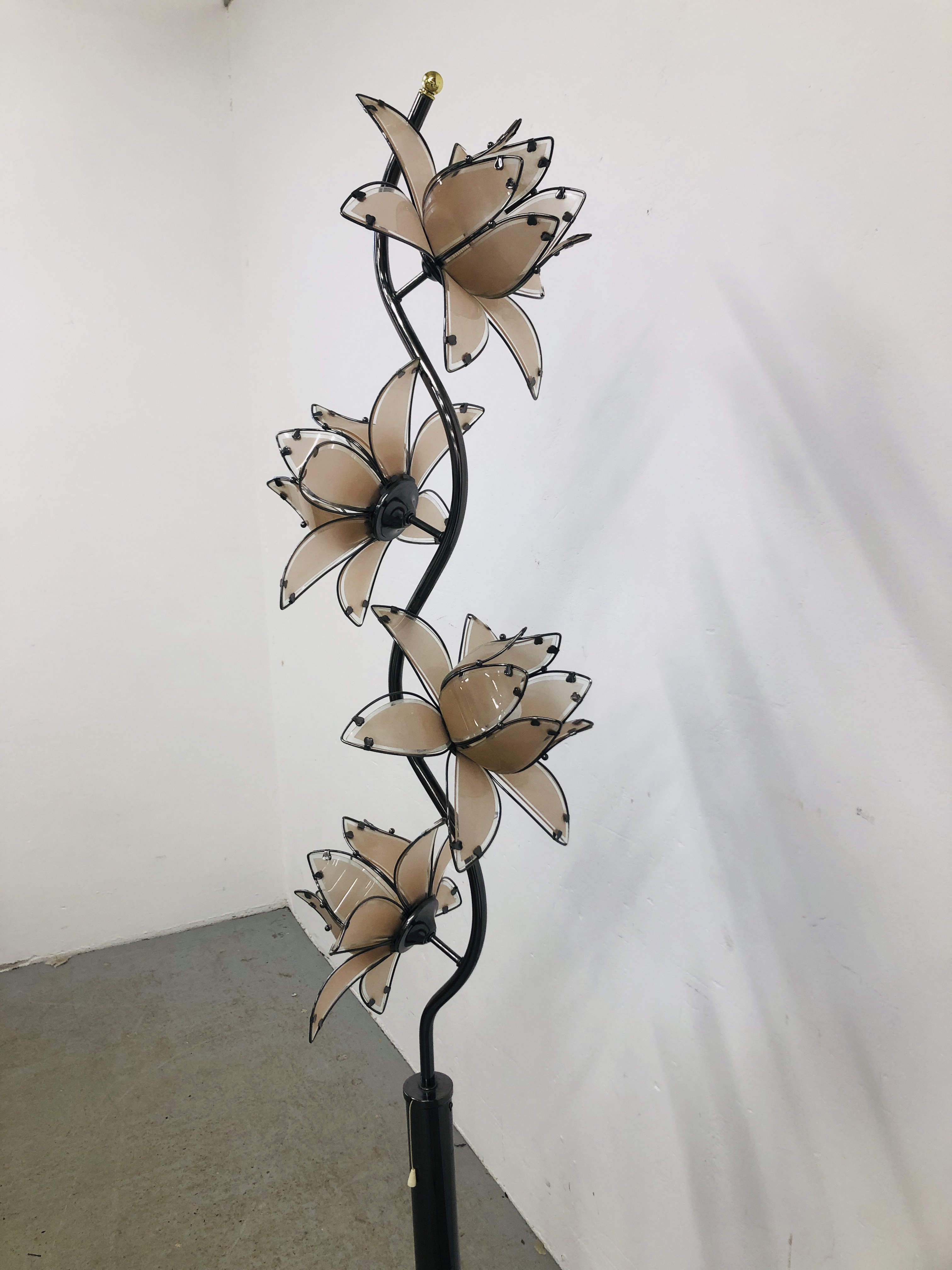 A RETRO STYLE FLOOR STANDING FLOWER HEAD DESIGN LAMP STANDARD OVERALL HEIGHT 193CM. - Image 4 of 5