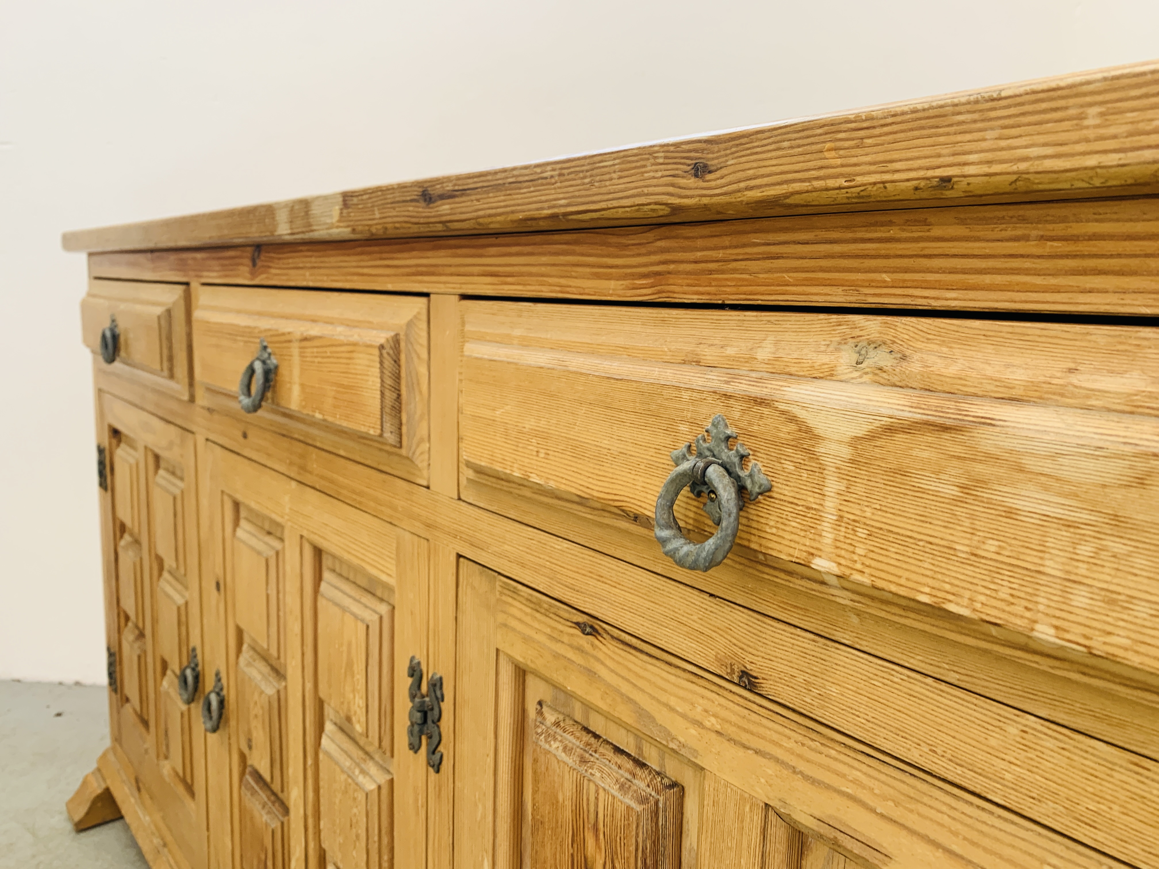 A THREE DRAWER THREE DOOR PINE SIDEBOARD WITH DECORATIVE PANEL DETAIL - Image 6 of 9