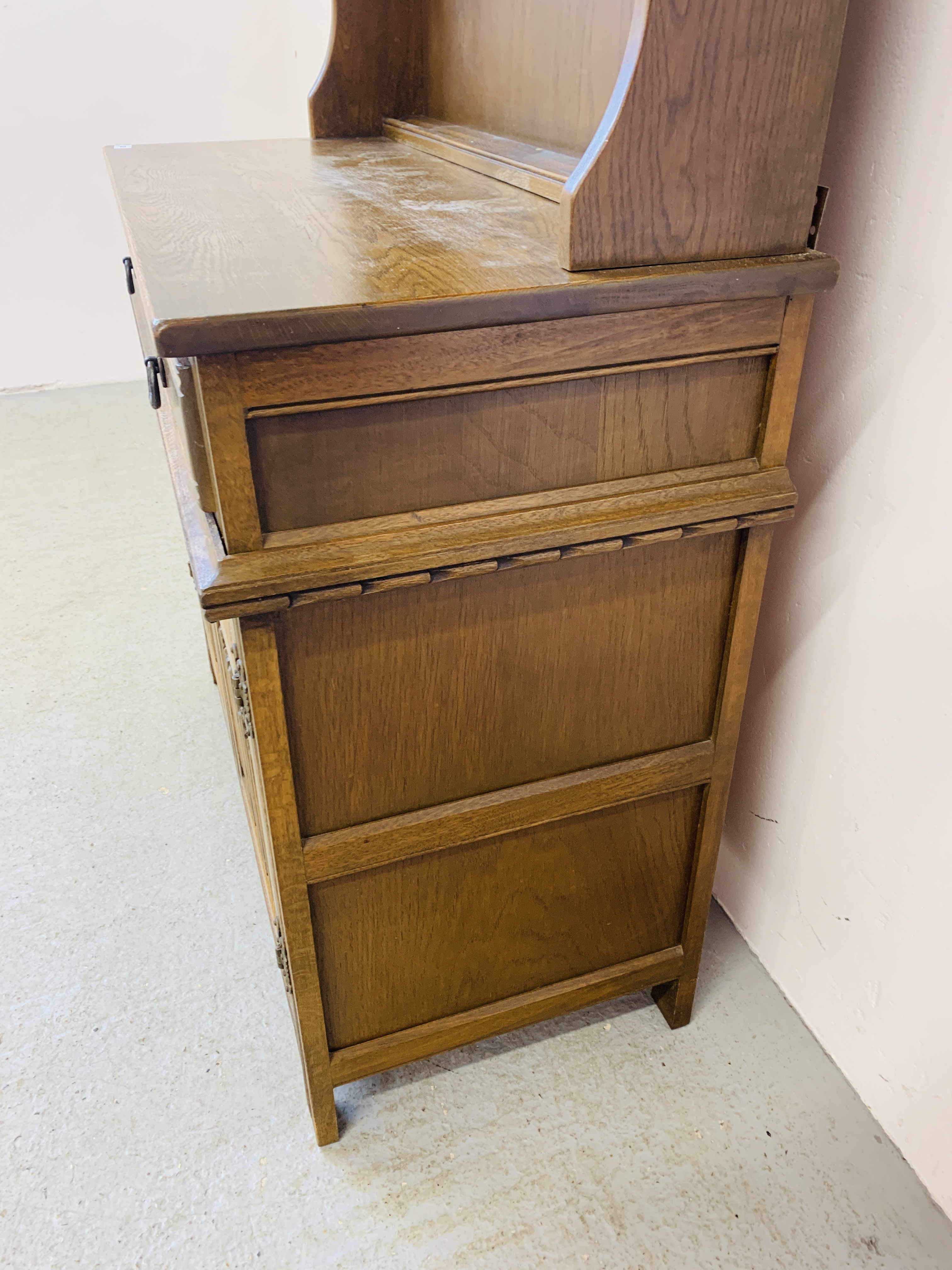 A SMALL TRADITIONAL ARCH TOP COTTAGE DRESSER THE BASE WITH TWO DRAWERS AND TWO CUPBOARD DOORS WIDTH - Image 9 of 11