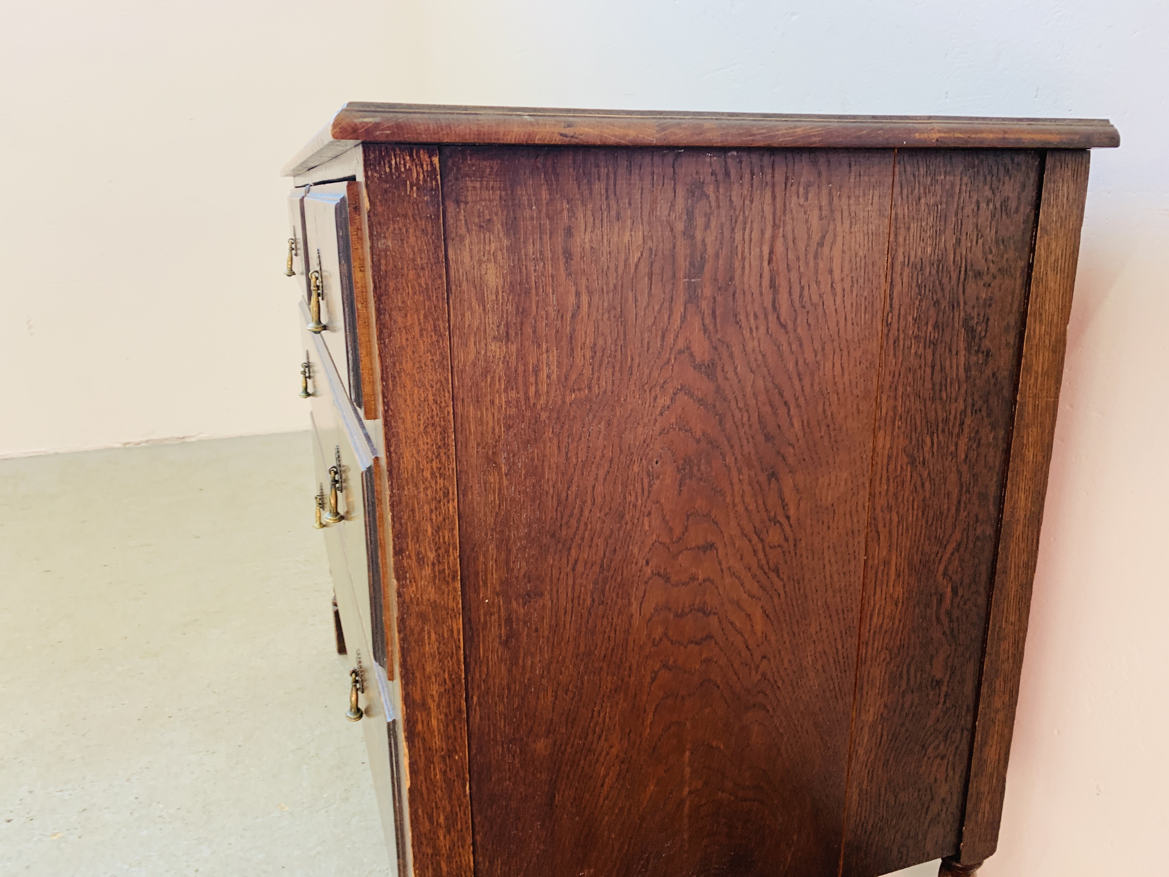 AN OAK 2 OVER 4 DRAWER CHEST ON BARLEY TWIST LEG SUPPORT 107CM. X 49CM. X 81CM. - Image 6 of 7