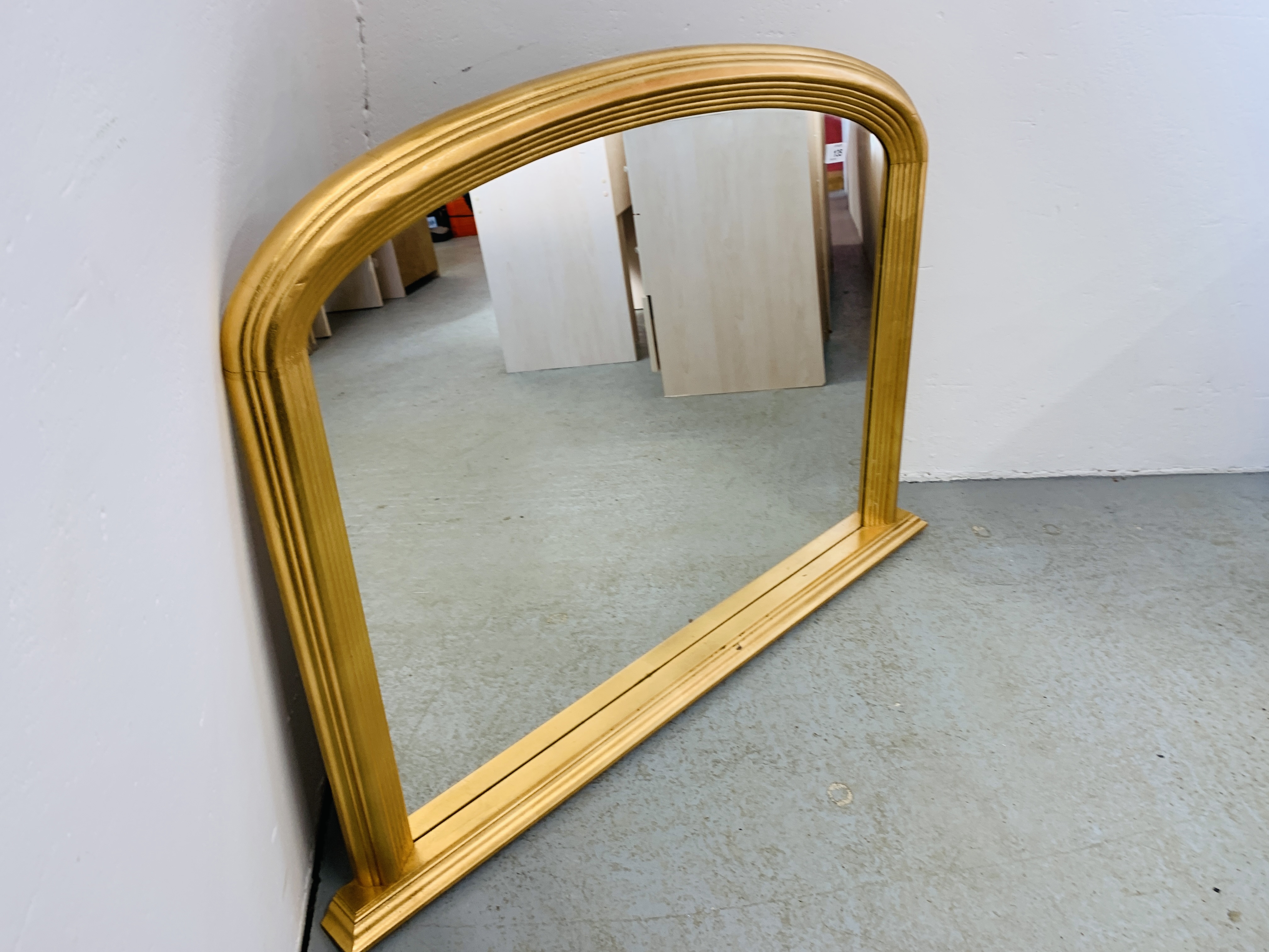 A REPRODUCTION GILT FINISH ARCHED OVERMANTLE MIRROR WIDTH 101CM. HEIGHT 74CM. - Image 2 of 4