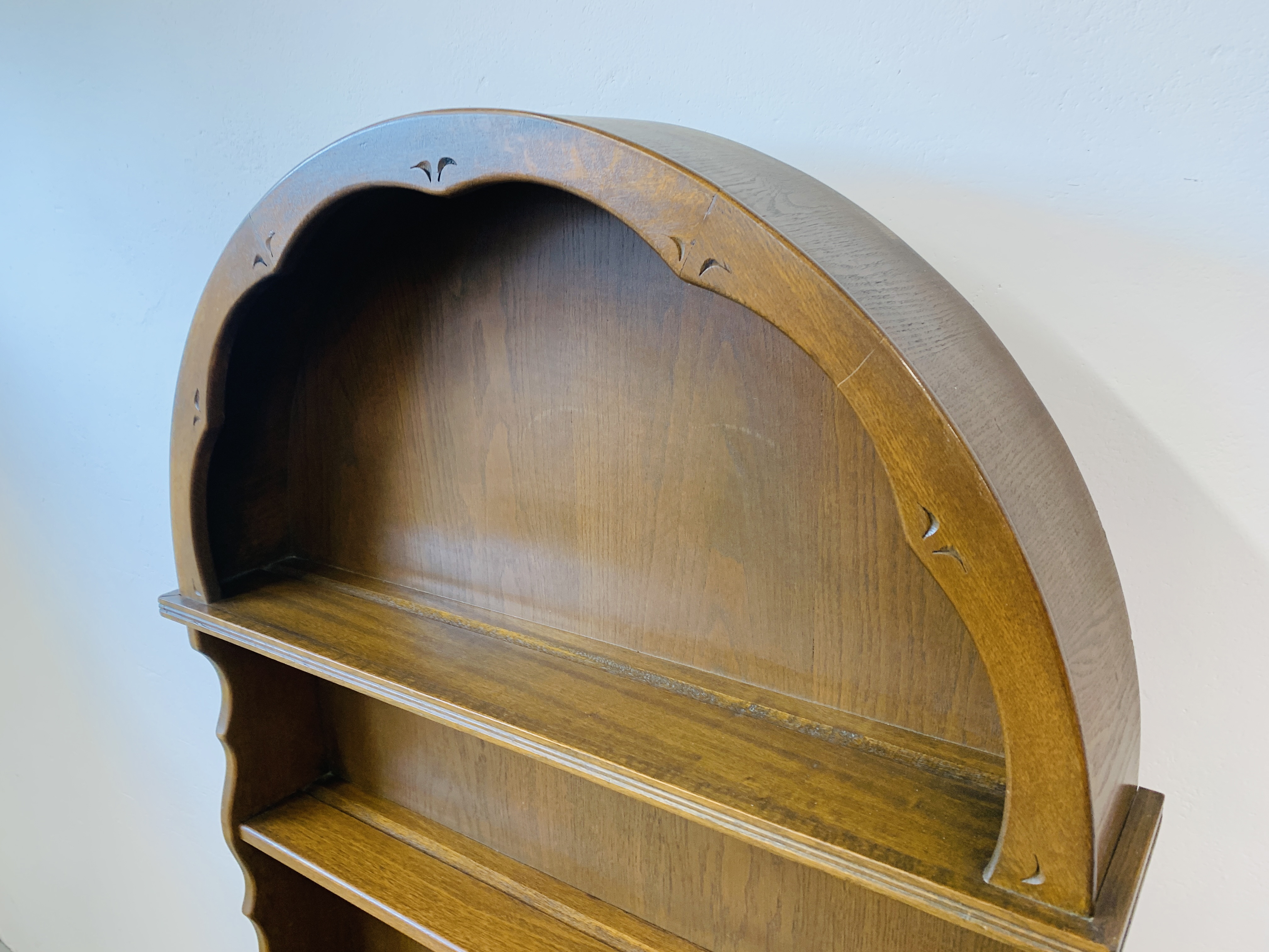 A SMALL TRADITIONAL ARCH TOP COTTAGE DRESSER THE BASE WITH TWO DRAWERS AND TWO CUPBOARD DOORS WIDTH - Image 6 of 11