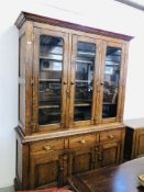 A SUPERB QUALITY REPRODUCTION SOLID OAK DISPLAY CABINET WITH DRESSER BASE WIDTH 165CM. DEPTH 50CM.