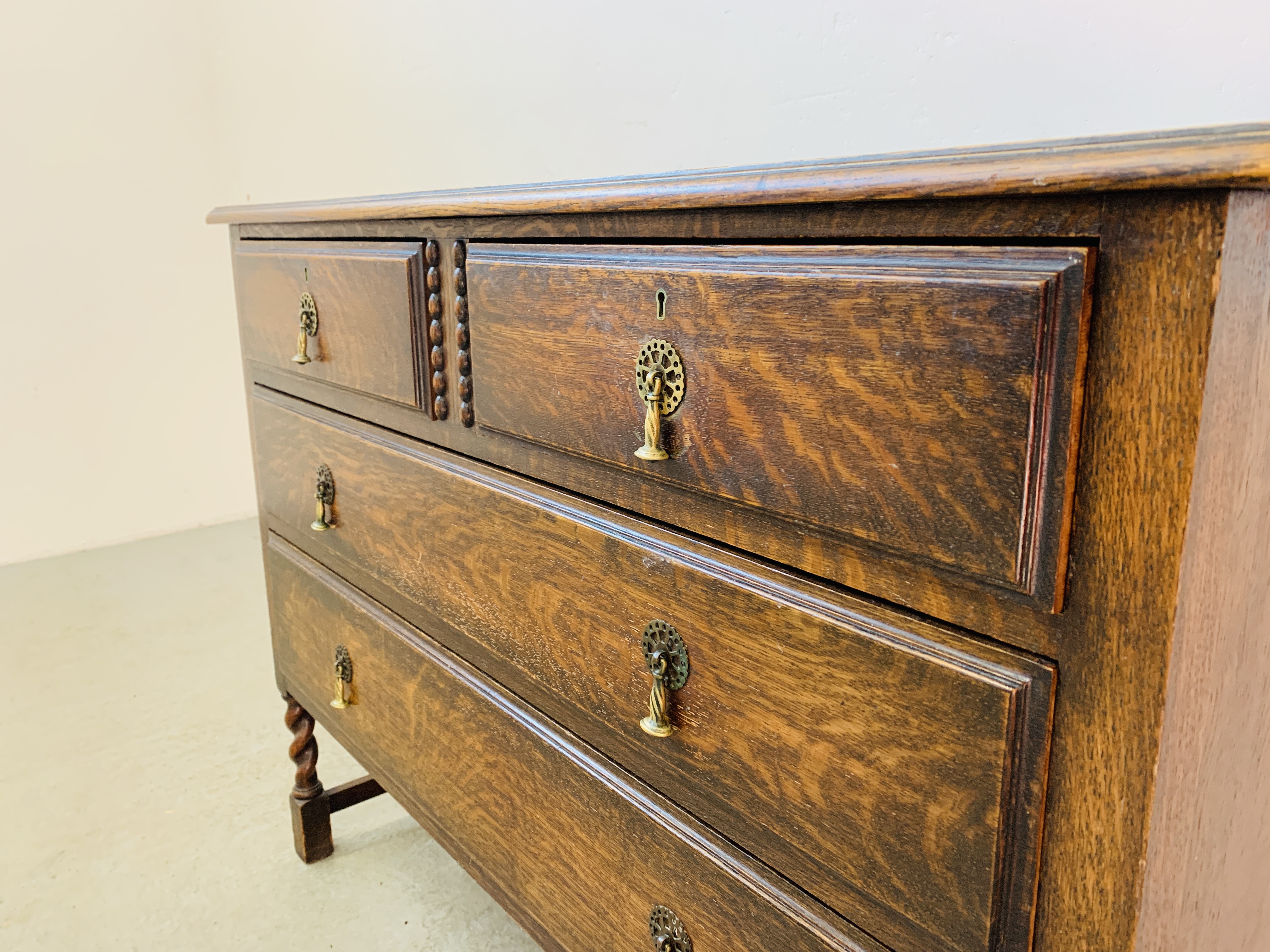AN OAK 2 OVER 4 DRAWER CHEST ON BARLEY TWIST LEG SUPPORT 107CM. X 49CM. X 81CM. - Image 5 of 7