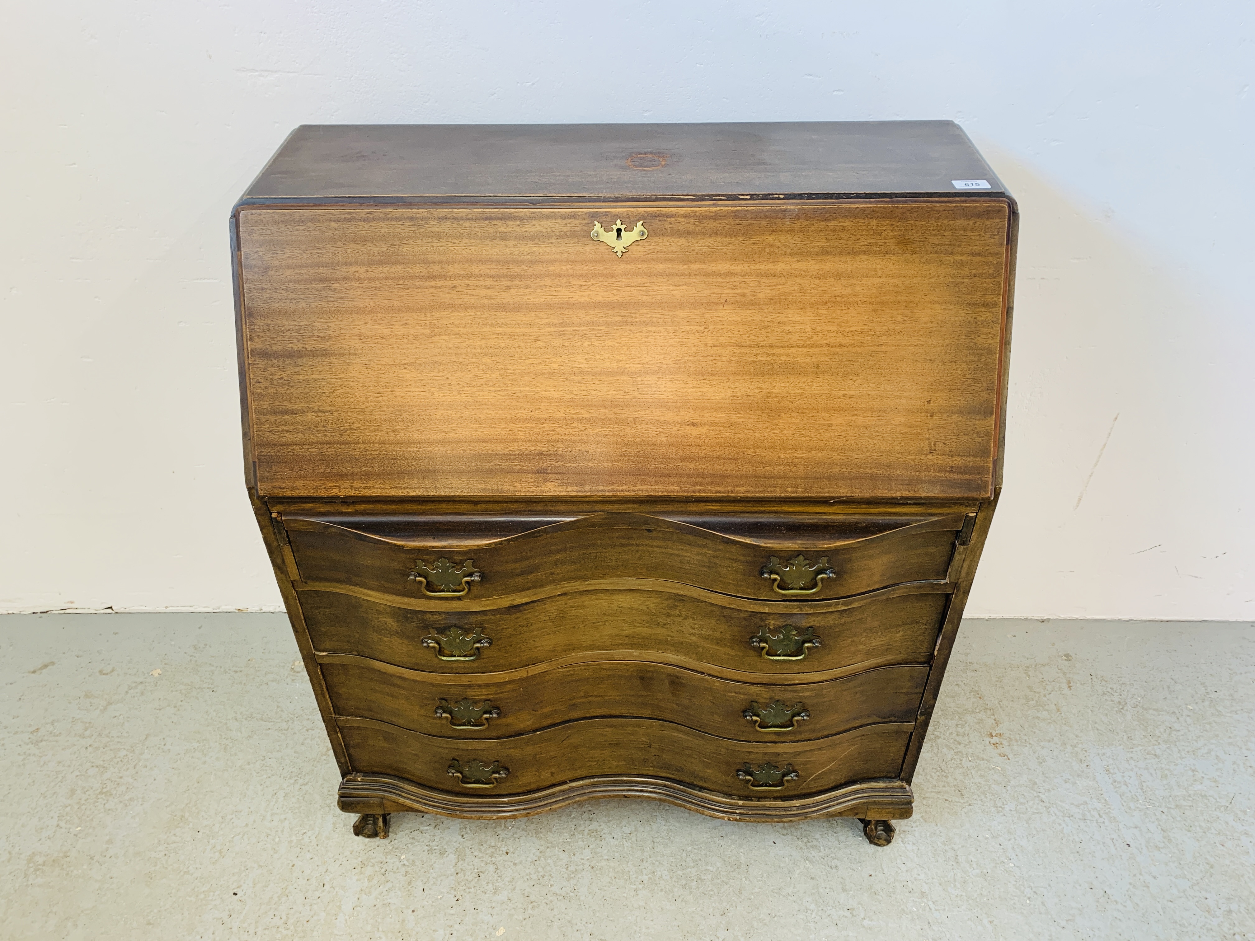 AN OAK 4 DRAWER SERPENTINE BUREAU WITH FOLDING FRONT AND FITTED INTERIOR - Image 2 of 9