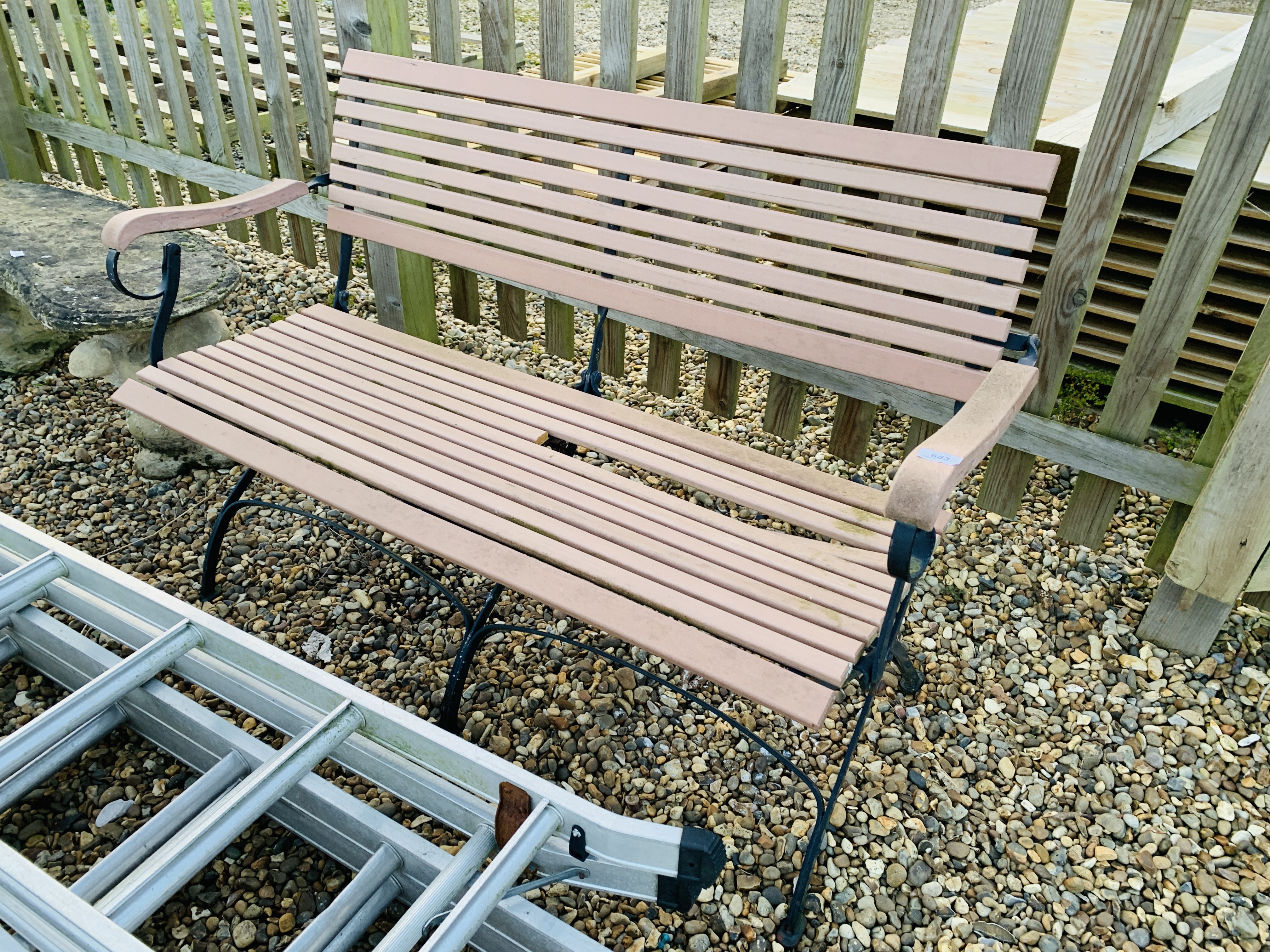 A METAL FRAMED GARDEN BENCH WITH COMPOSITE SLATS (A/F)