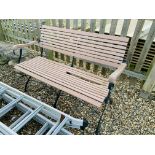 A METAL FRAMED GARDEN BENCH WITH COMPOSITE SLATS (A/F)