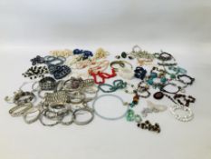 QUANTITY OF ASSORTED COSTUME JEWELLERY TO INCLUDE BEADS AND BANGLES, BEADED AND STONE SET JEWELLERY,