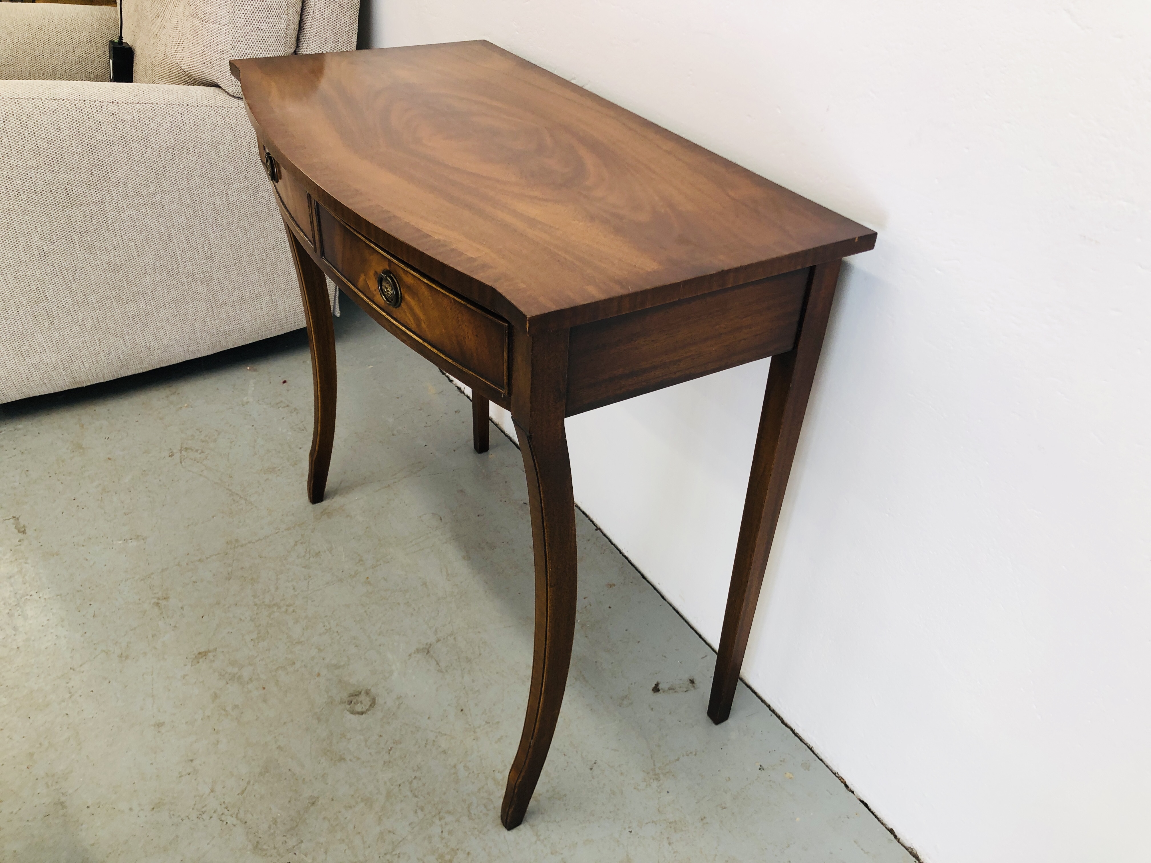 REPRODUCTION MAHOGANY FINISH COFFEE TABLE, BRADLEY MAKERS LABEL H 48CM, W 55CM, - Image 13 of 13