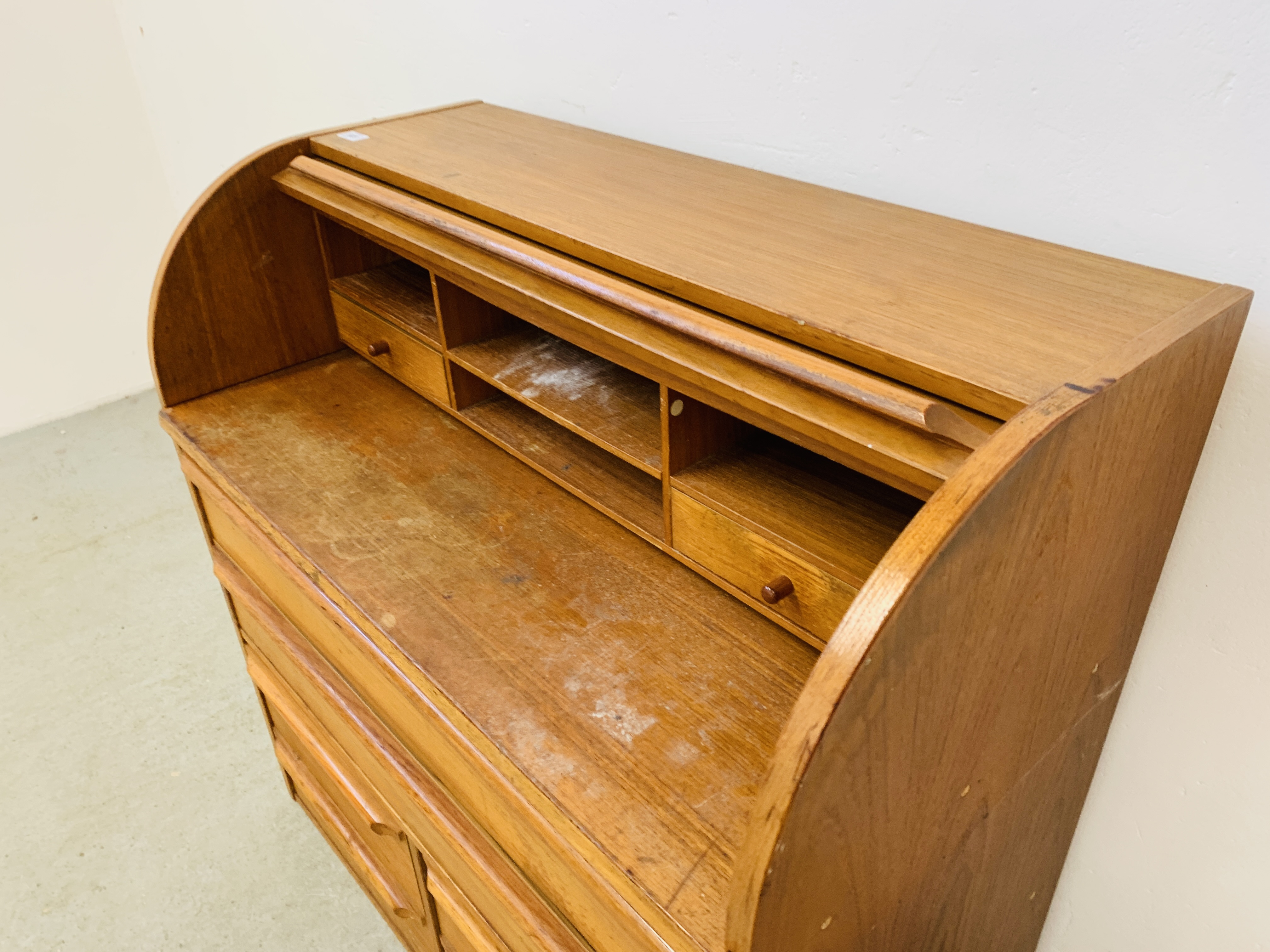 A TEAK FINISH MID CENTURY CYLINDER TOP BUREAU DESK WITH SLIDING WRITING SURFACE - Image 4 of 11