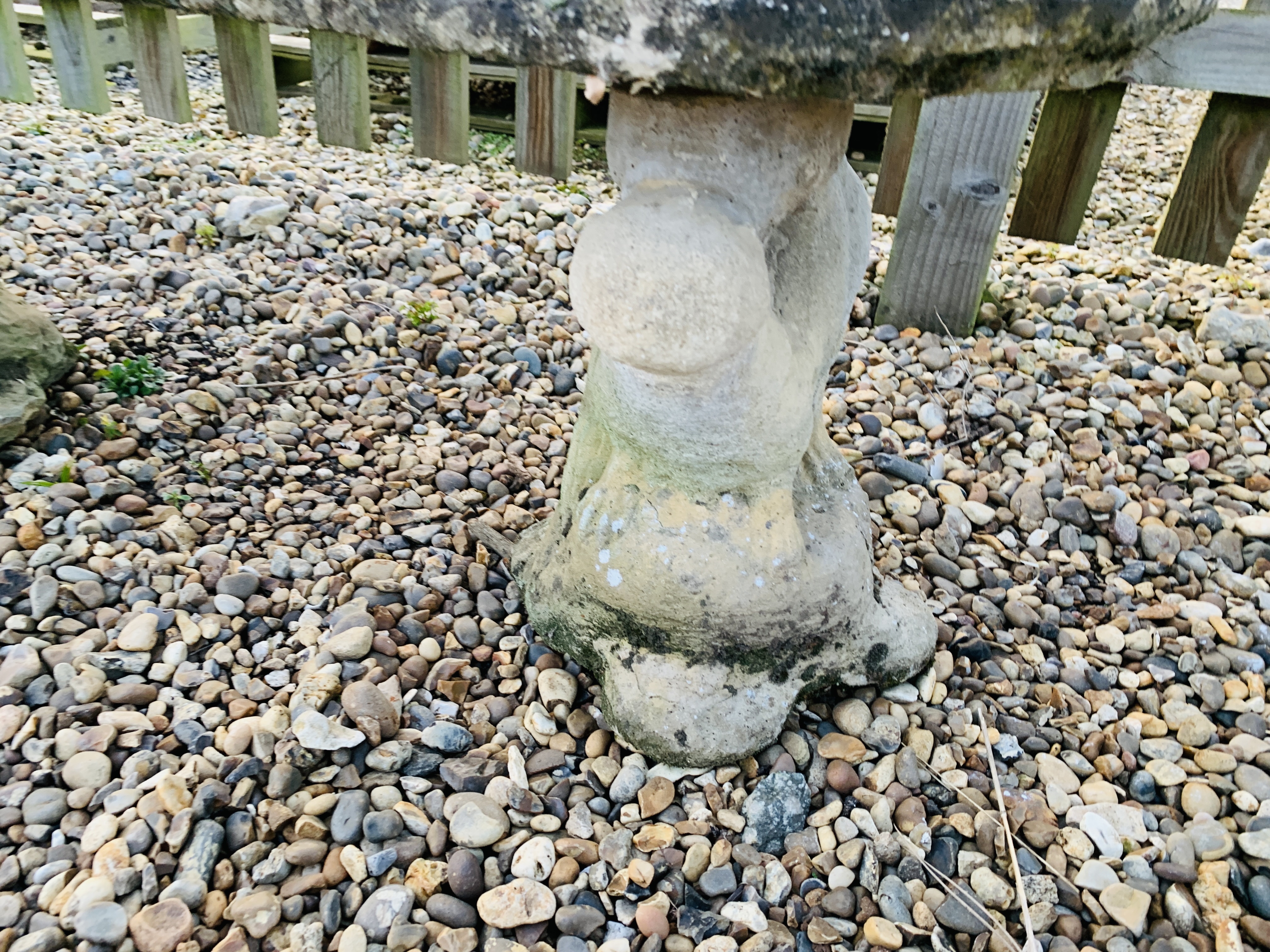 A CONCRETE GARDEN BENCH WITH OTTER DETAIL - Image 2 of 5