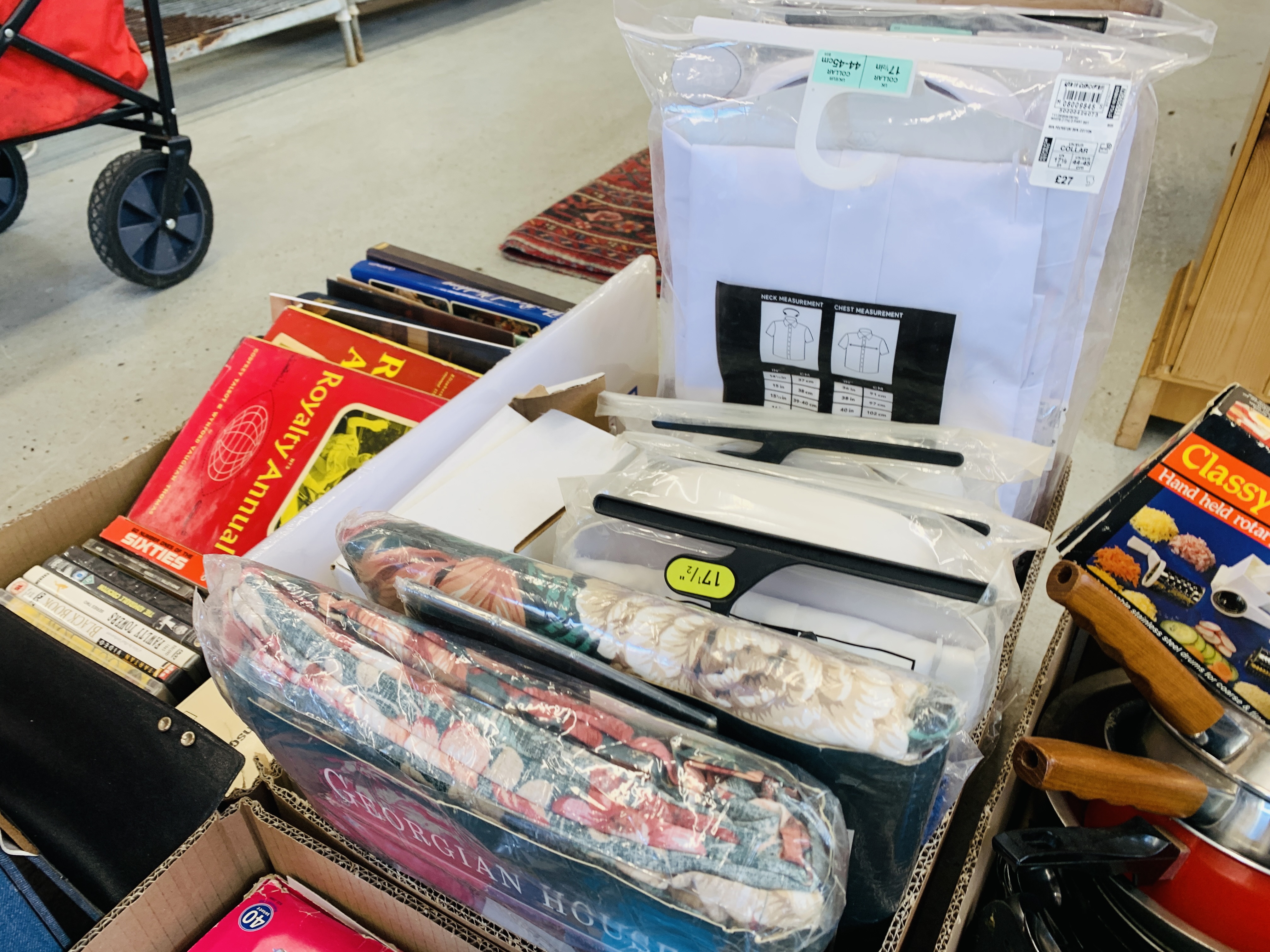 13 BOXES CONTAINING HOUSEHOLD EFFECTS TO INCLUDE TABLE LAMPS, COOKING PANS, TINNED FOOD, - Image 15 of 17