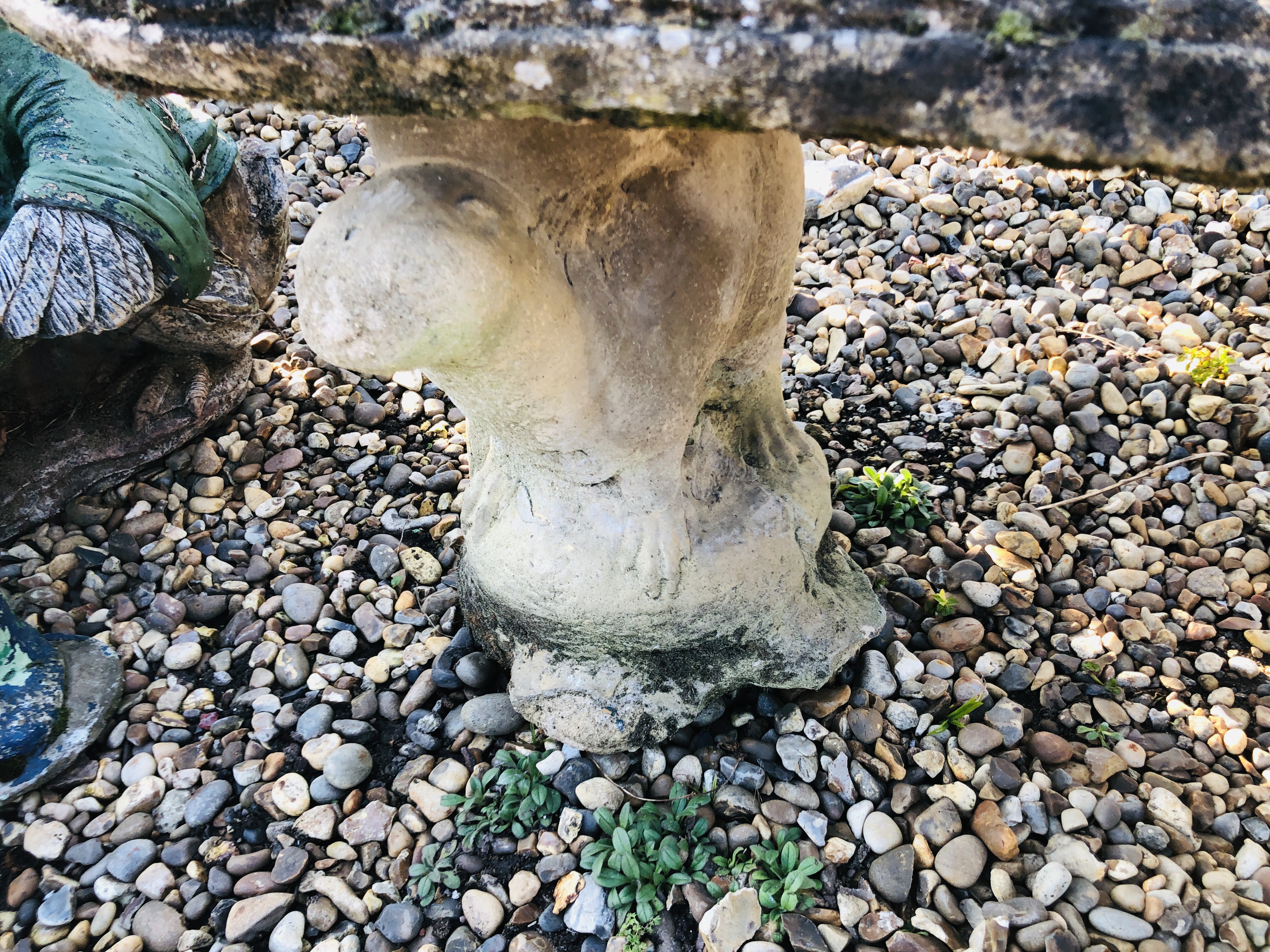 A CONCRETE GARDEN BENCH WITH OTTER DETAIL - Image 4 of 5