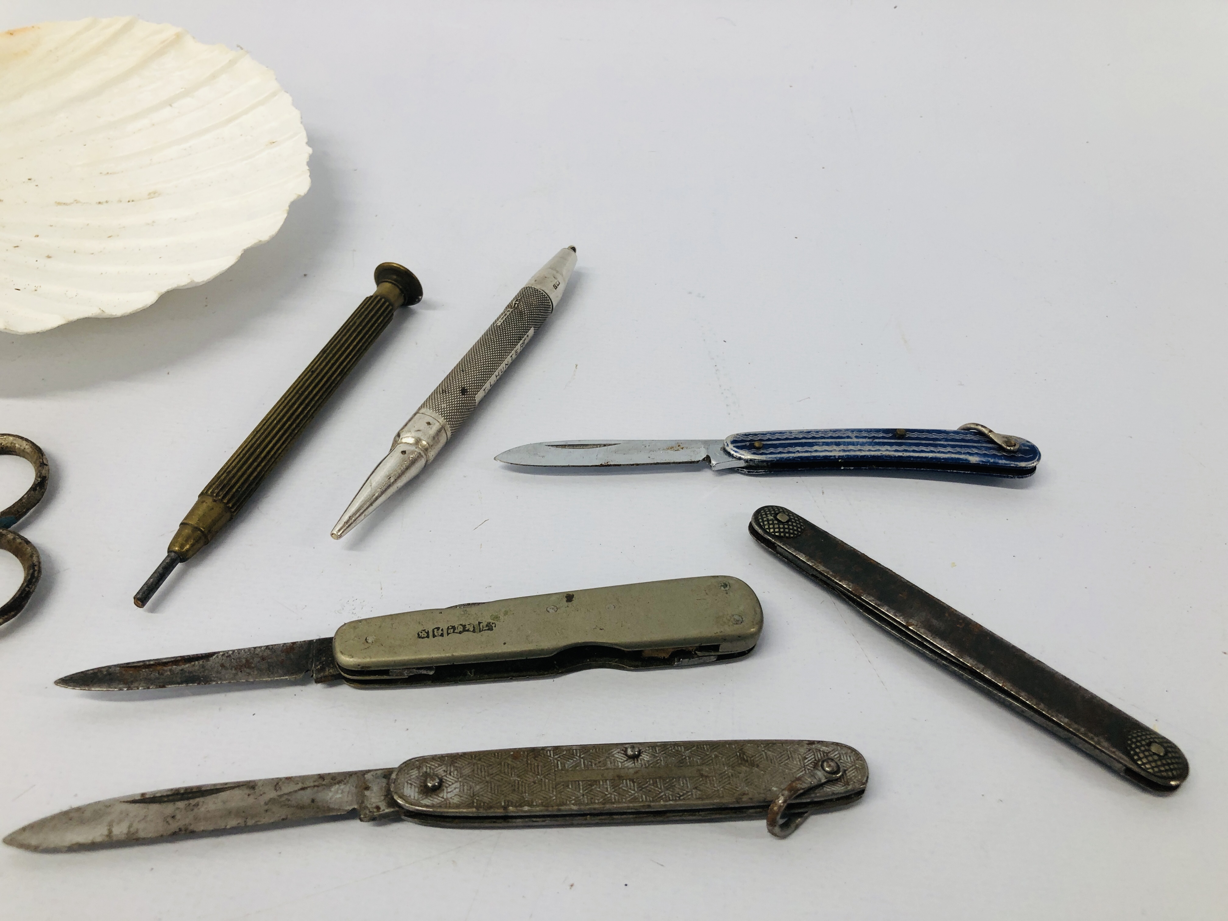 ASSORTED VINTAGE COLLECTIBLES TO INCLUDE 4 POCKET/FRUIT KNIVES, OIL CAN, - Image 5 of 11