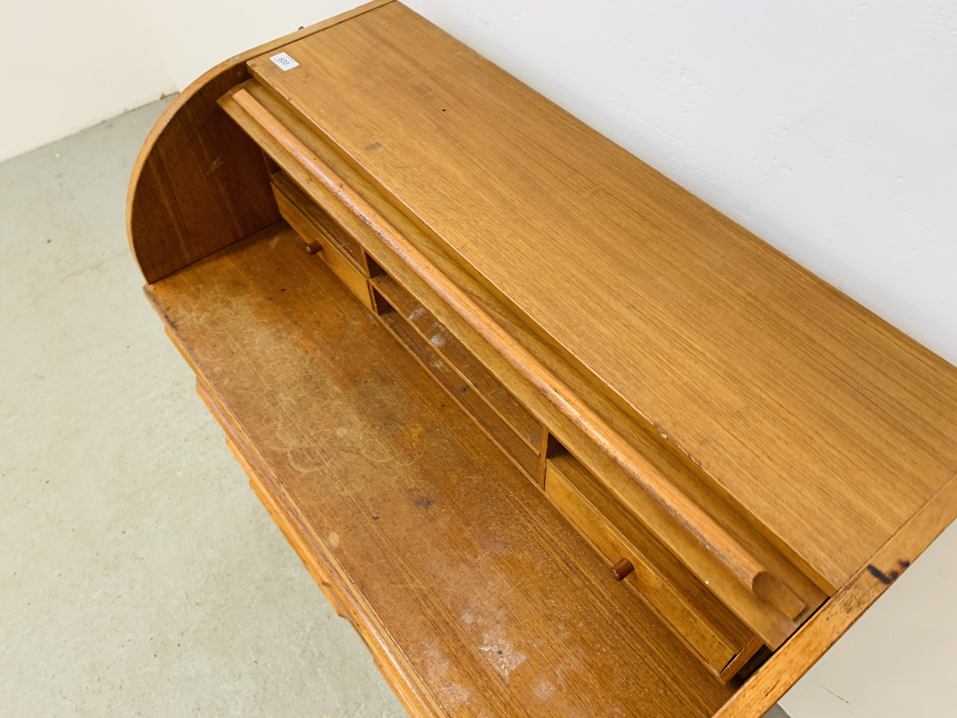 A TEAK FINISH MID CENTURY CYLINDER TOP BUREAU DESK WITH SLIDING WRITING SURFACE - Image 5 of 11