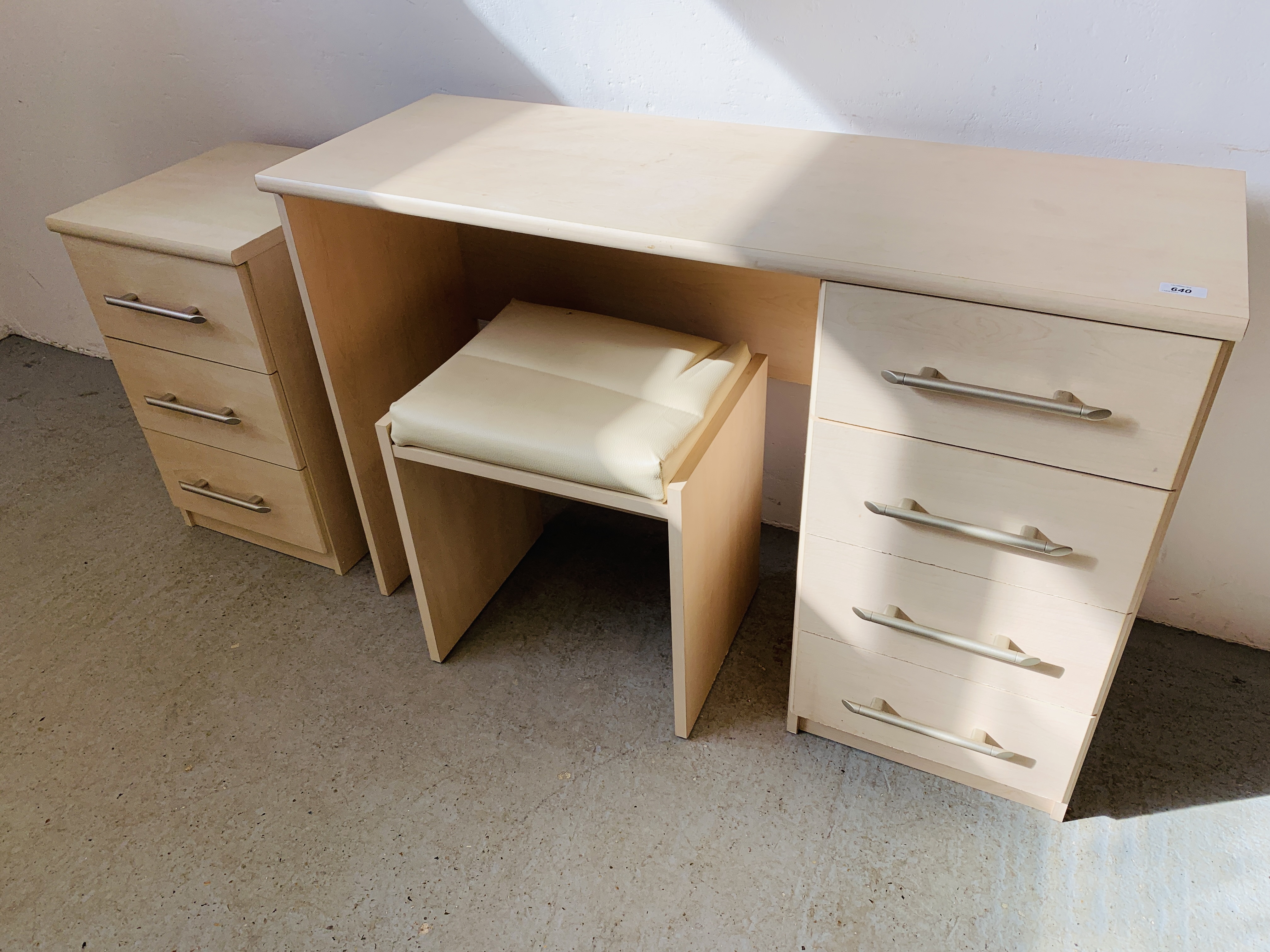 A LIGHT ASH FINISH SINGLE PEDESTAL DRESSING TABLE AND STOOL WIDTH 112CM. DEPTH 41CM. HEIGHT 75CM.