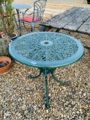 A CAST ALUMINIUM CIRCULAR GARDEN TABLE (GREEN)