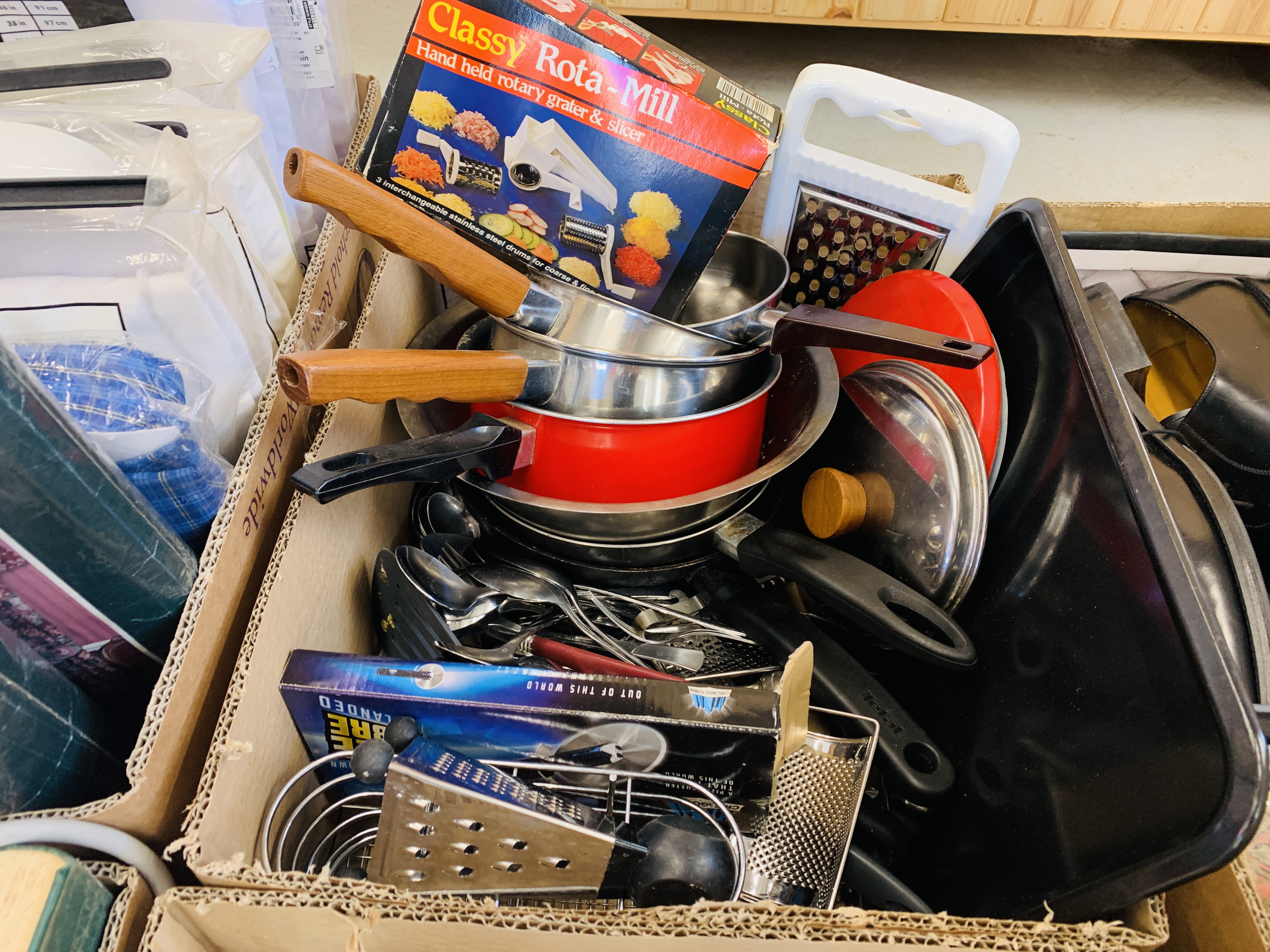 13 BOXES CONTAINING HOUSEHOLD EFFECTS TO INCLUDE TABLE LAMPS, COOKING PANS, TINNED FOOD, - Image 14 of 17