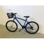 A MUDDY FOX FREE FALL ALL TERRAIN 21 SPEED BICYCLE WITH BASKET (BLUE).