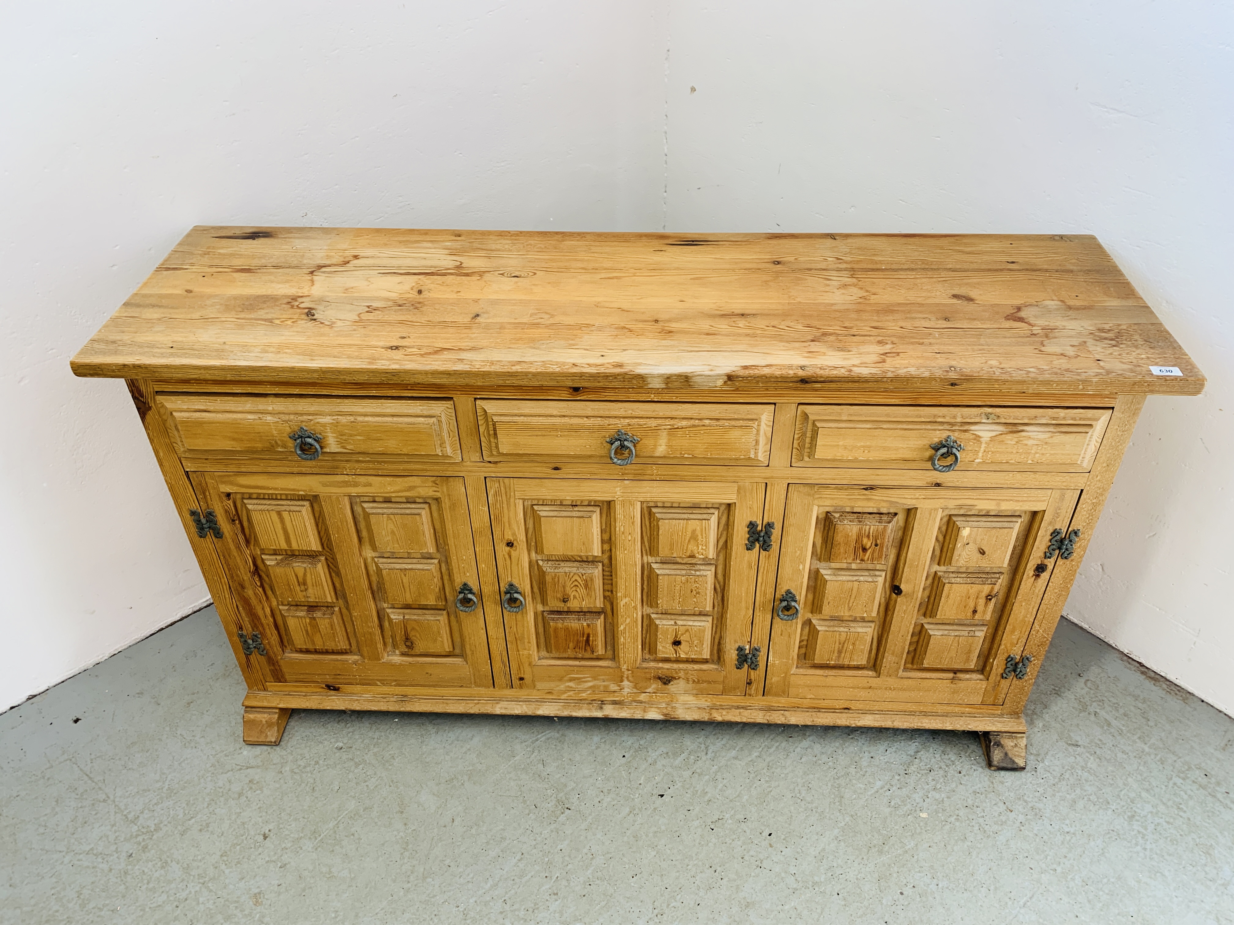 A THREE DRAWER THREE DOOR PINE SIDEBOARD WITH DECORATIVE PANEL DETAIL - Image 2 of 9