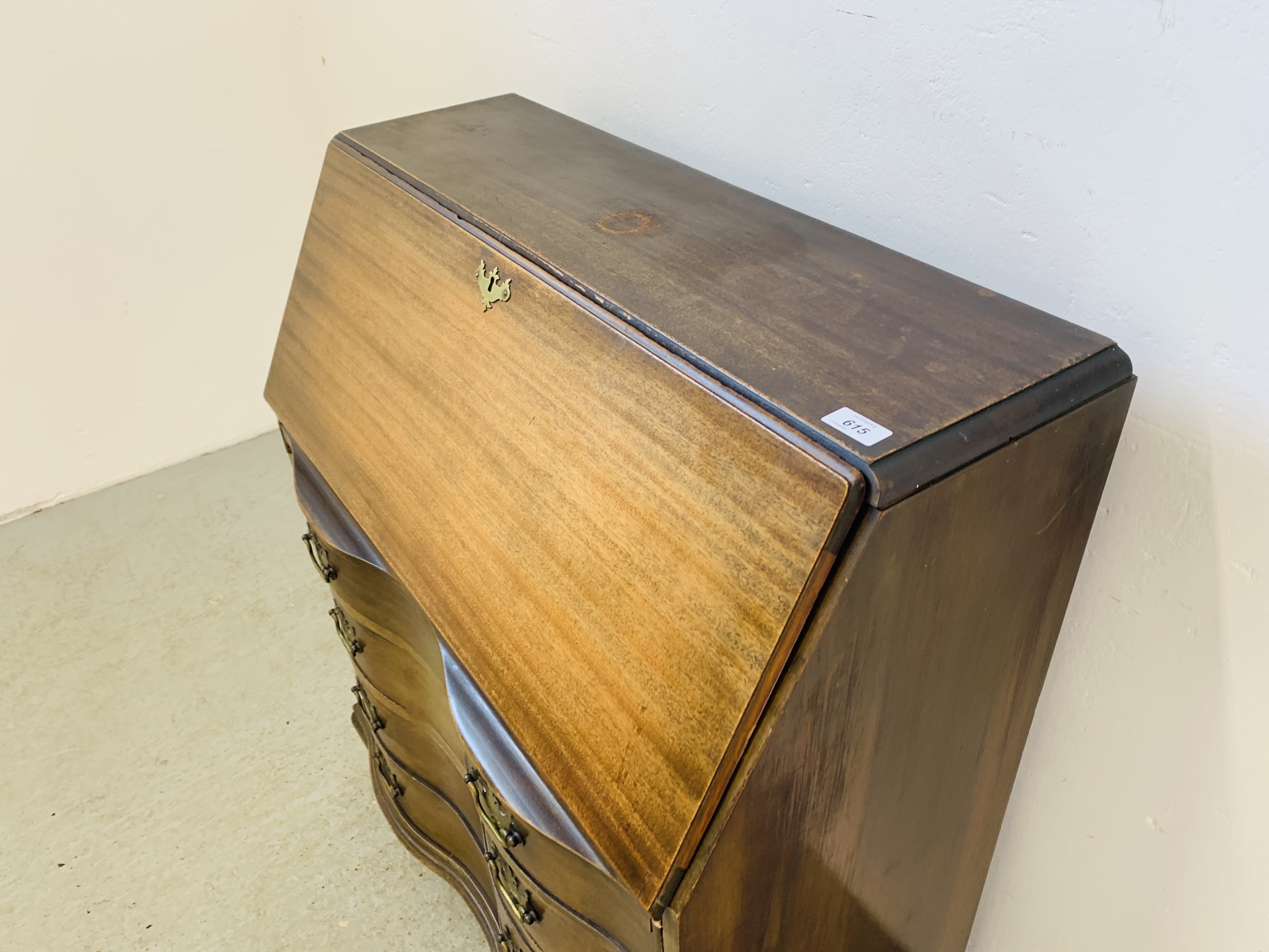 AN OAK 4 DRAWER SERPENTINE BUREAU WITH FOLDING FRONT AND FITTED INTERIOR - Image 4 of 9