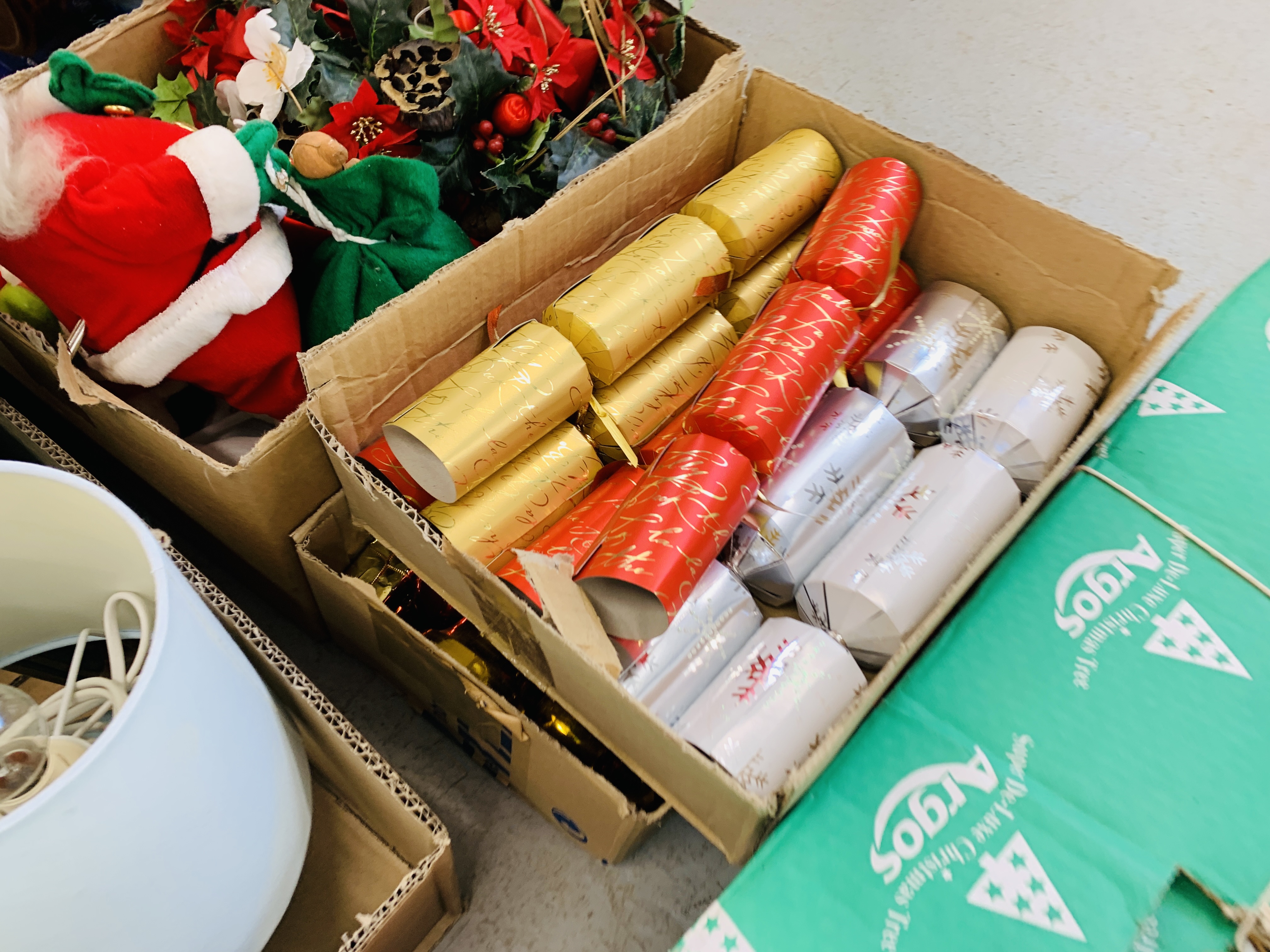 13 BOXES CONTAINING HOUSEHOLD EFFECTS TO INCLUDE TABLE LAMPS, COOKING PANS, TINNED FOOD, - Image 11 of 17