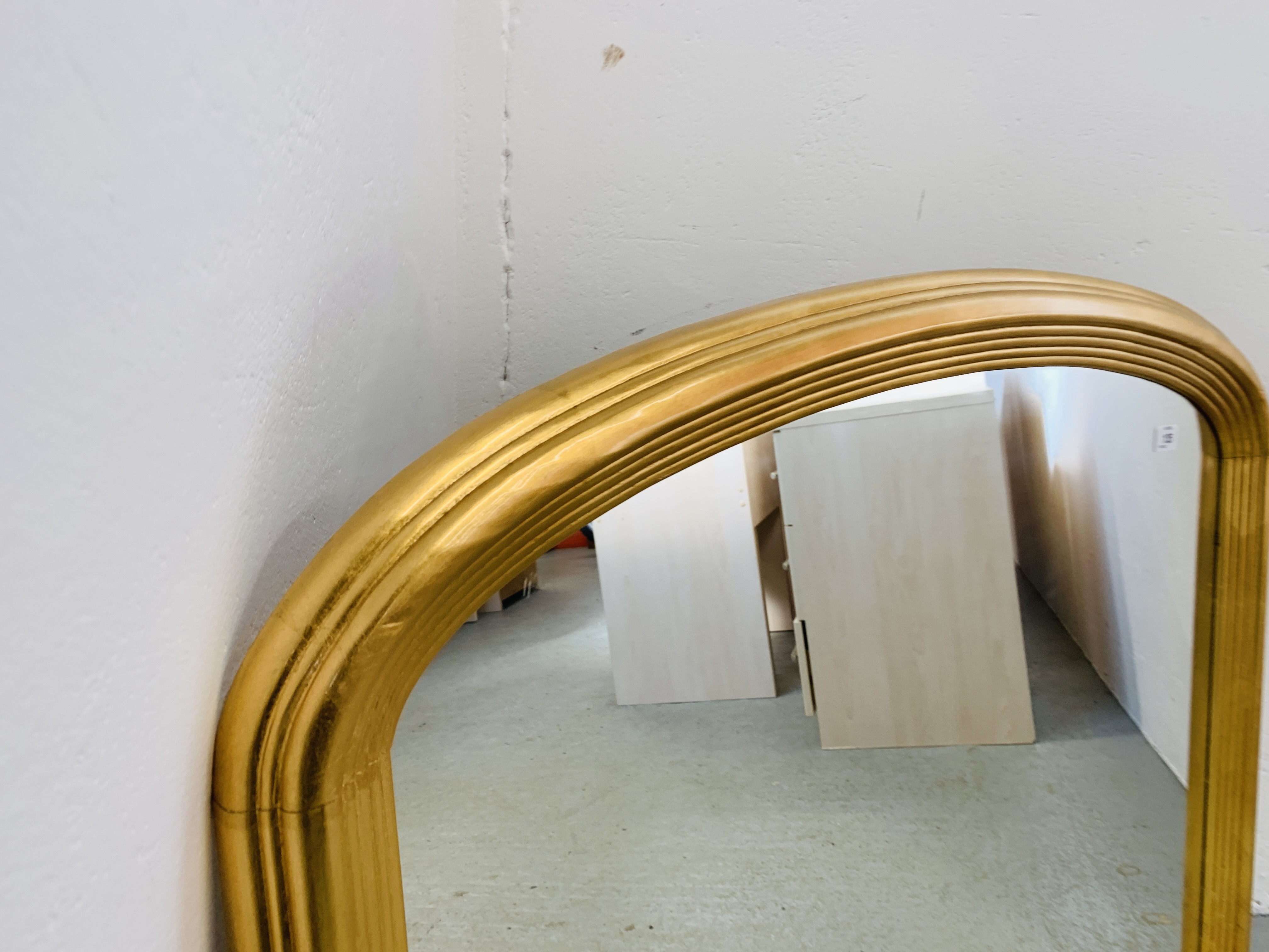 A REPRODUCTION GILT FINISH ARCHED OVERMANTLE MIRROR WIDTH 101CM. HEIGHT 74CM. - Image 3 of 4