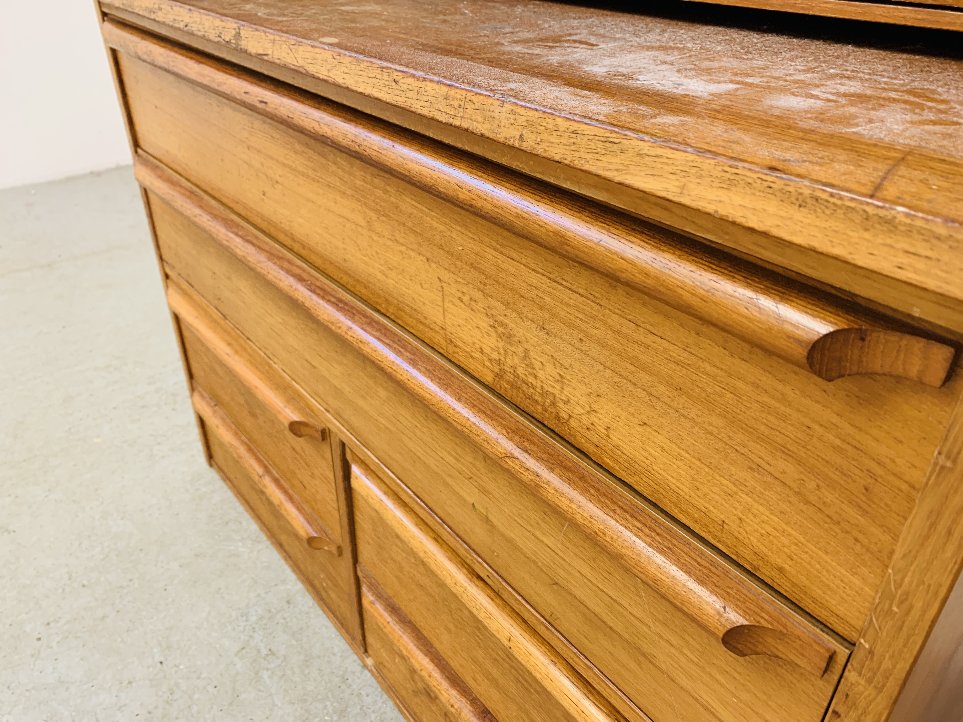 A TEAK FINISH MID CENTURY CYLINDER TOP BUREAU DESK WITH SLIDING WRITING SURFACE - Image 8 of 11